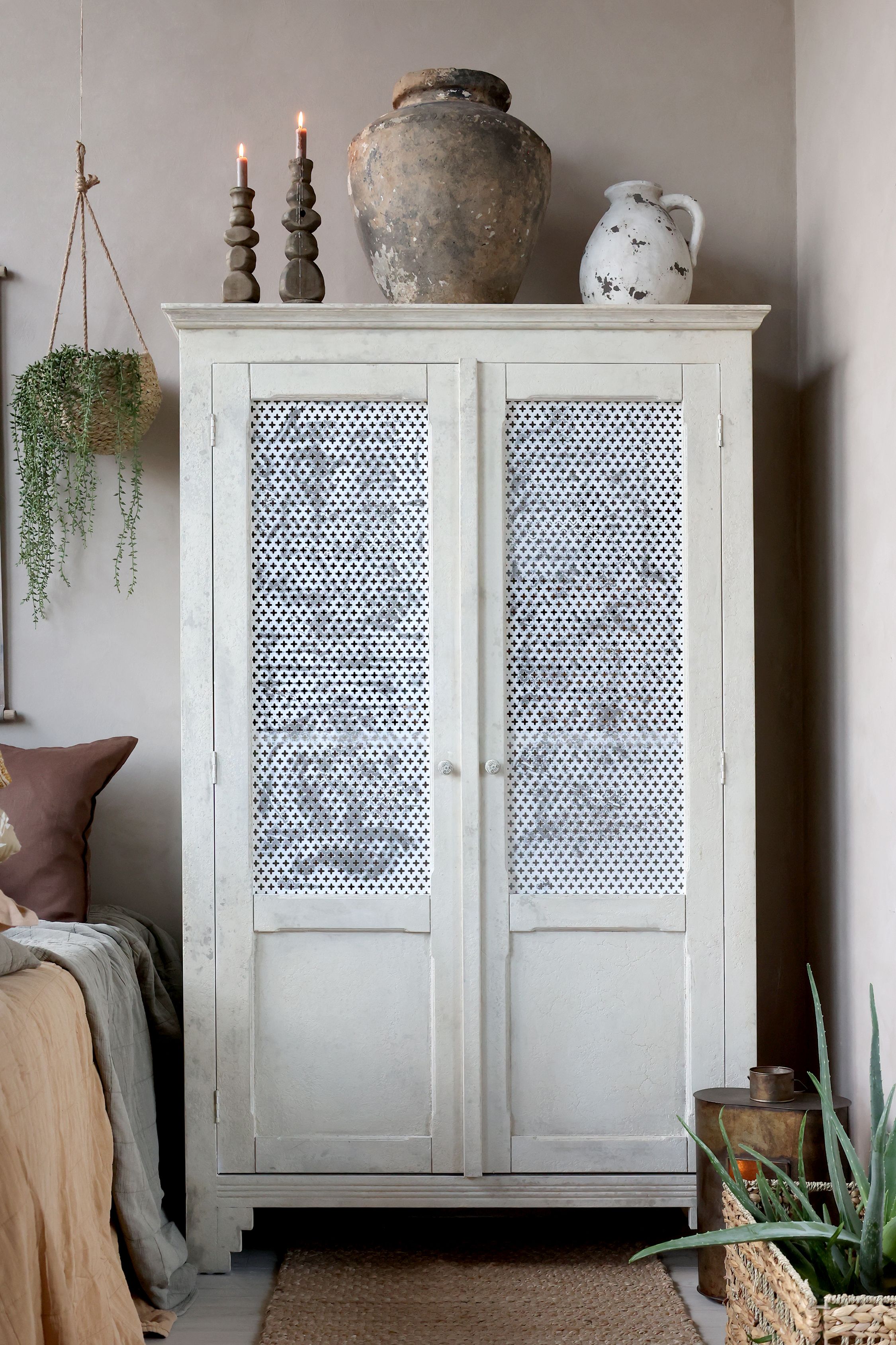 Wäscheschrank aus Kiefernholz, antique creme, 184 cm hoch