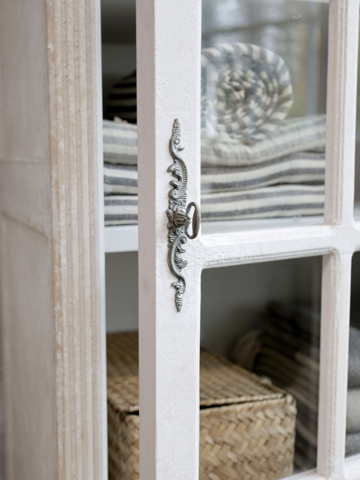 Vitrinenschrank aus Kiefernholz mit Glastür, antique weiß