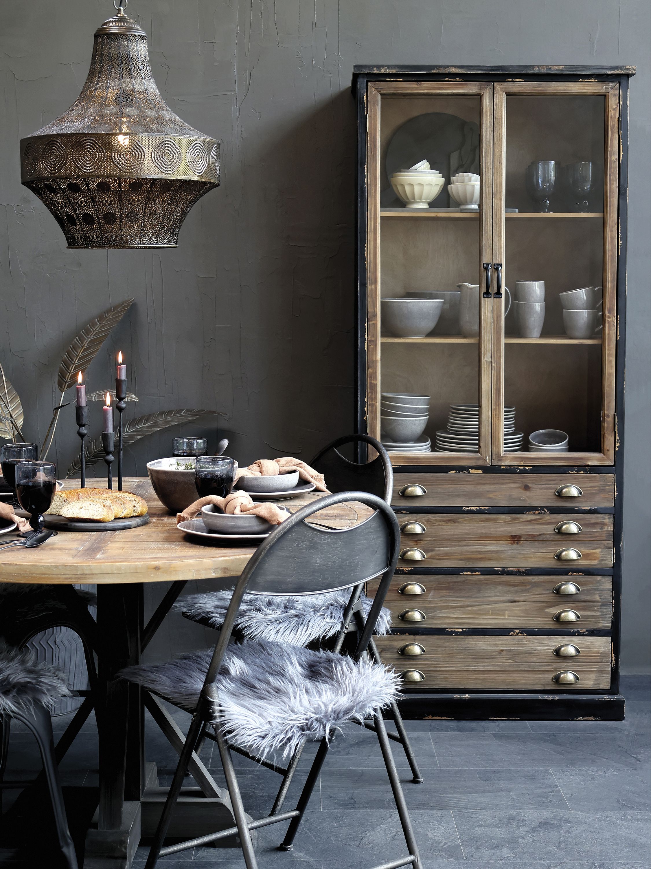 Vitrinenschrank mit Glastüren und Schubladen, schwarz