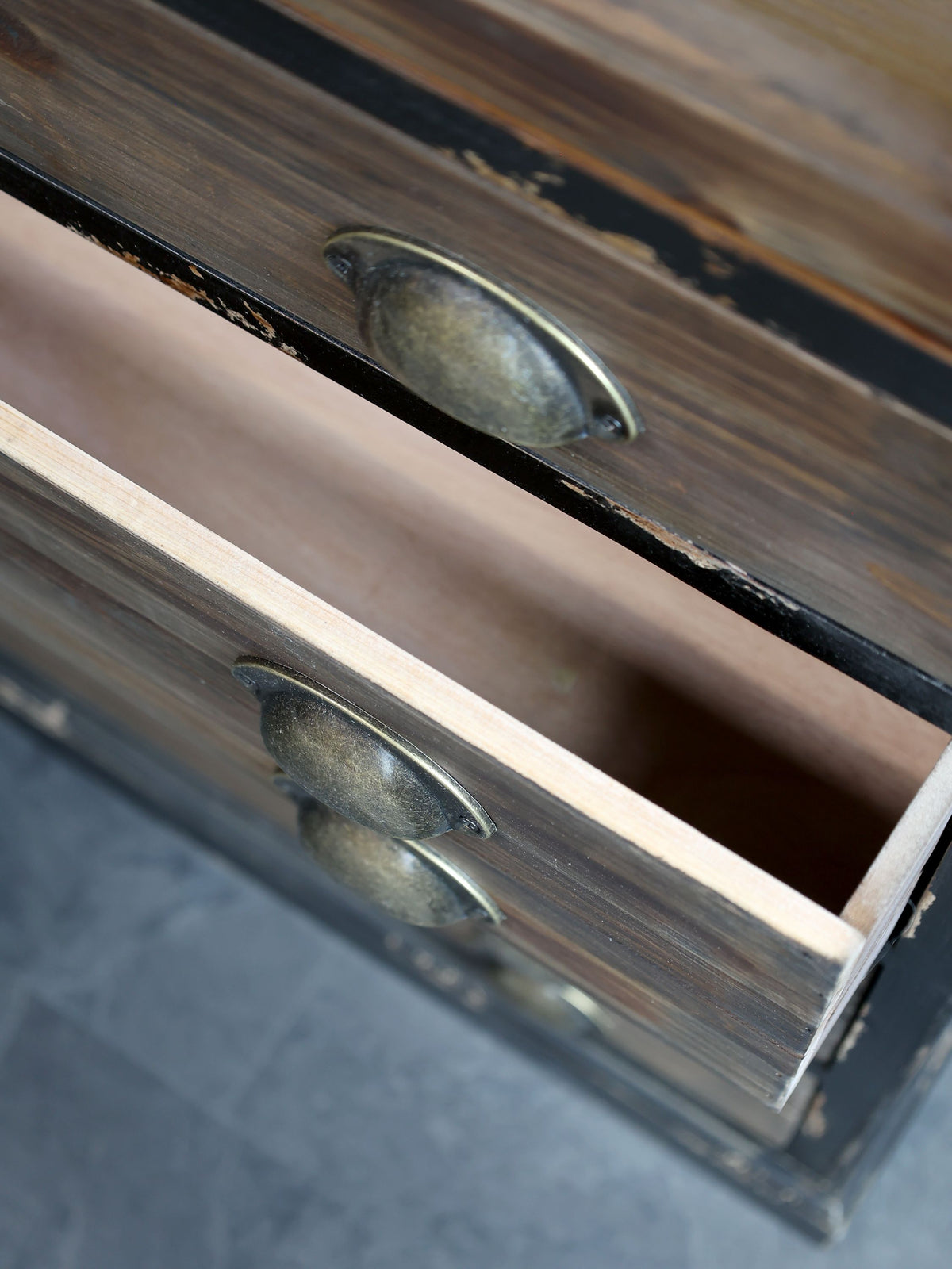 Vitrinenschrank mit Glastüren und Schubladen, schwarz
