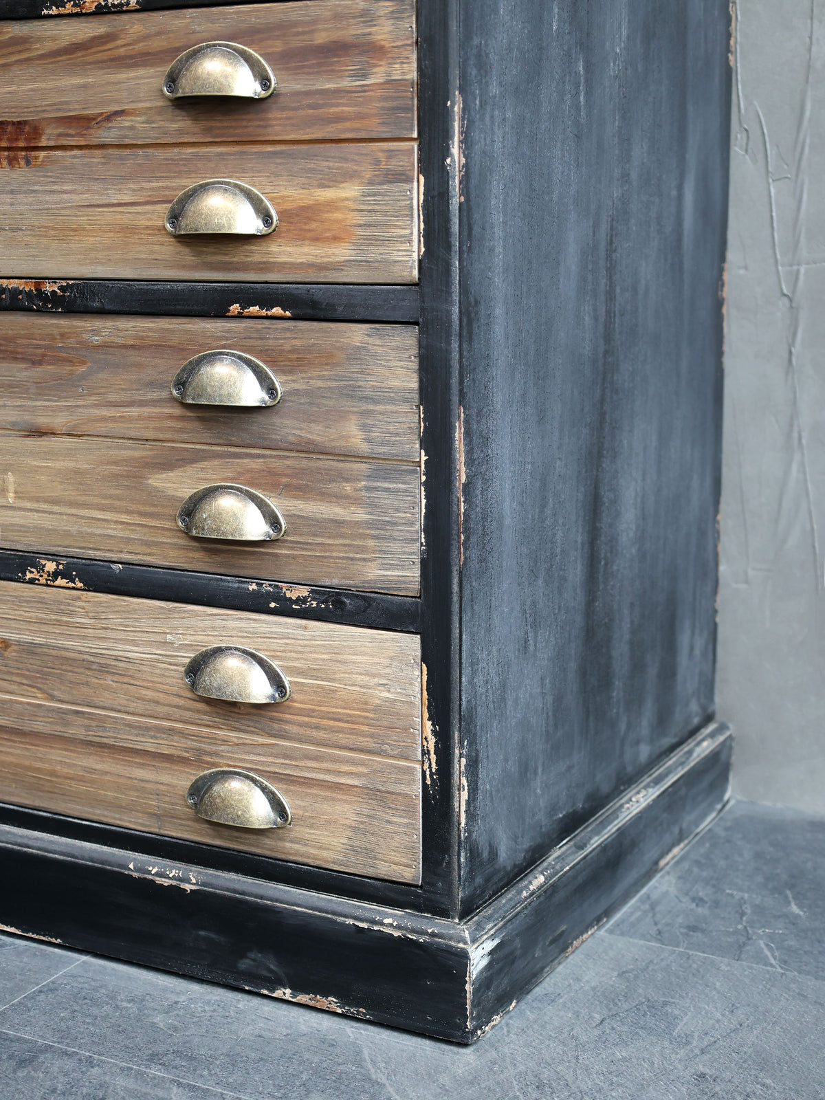 Vitrinenschrank mit Glastüren und Schubladen, schwarz