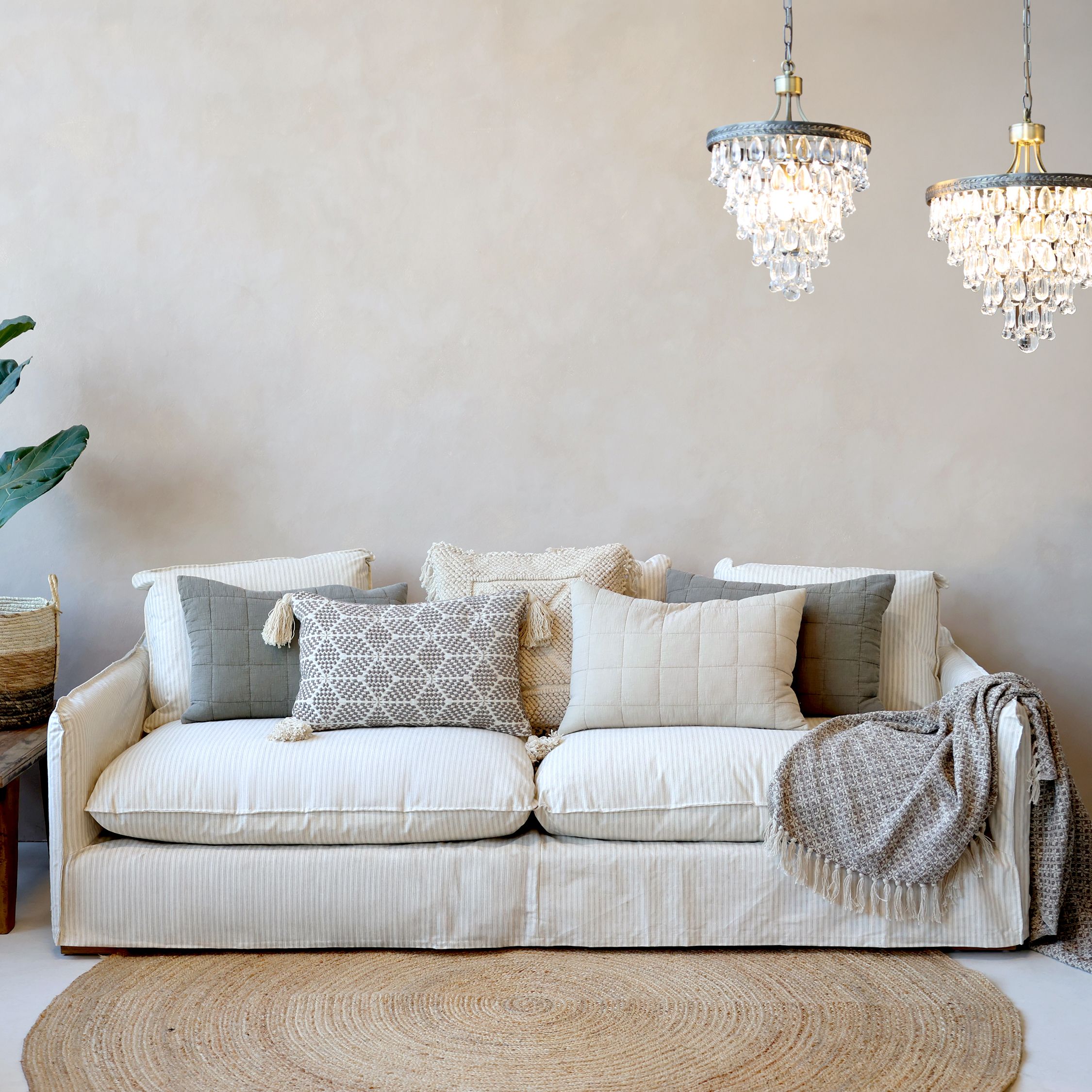 Malo Sofa mit 5 Kissen aus Leinen, Creme und Latte