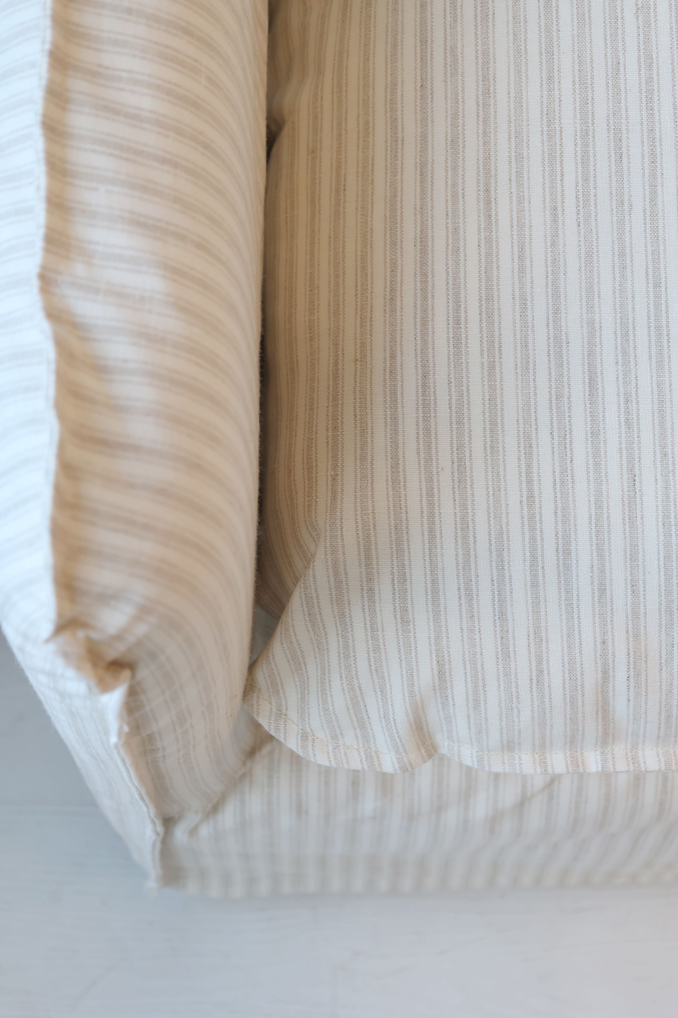 Malo Sofa mit 5 Kissen aus Leinen, Creme und Latte