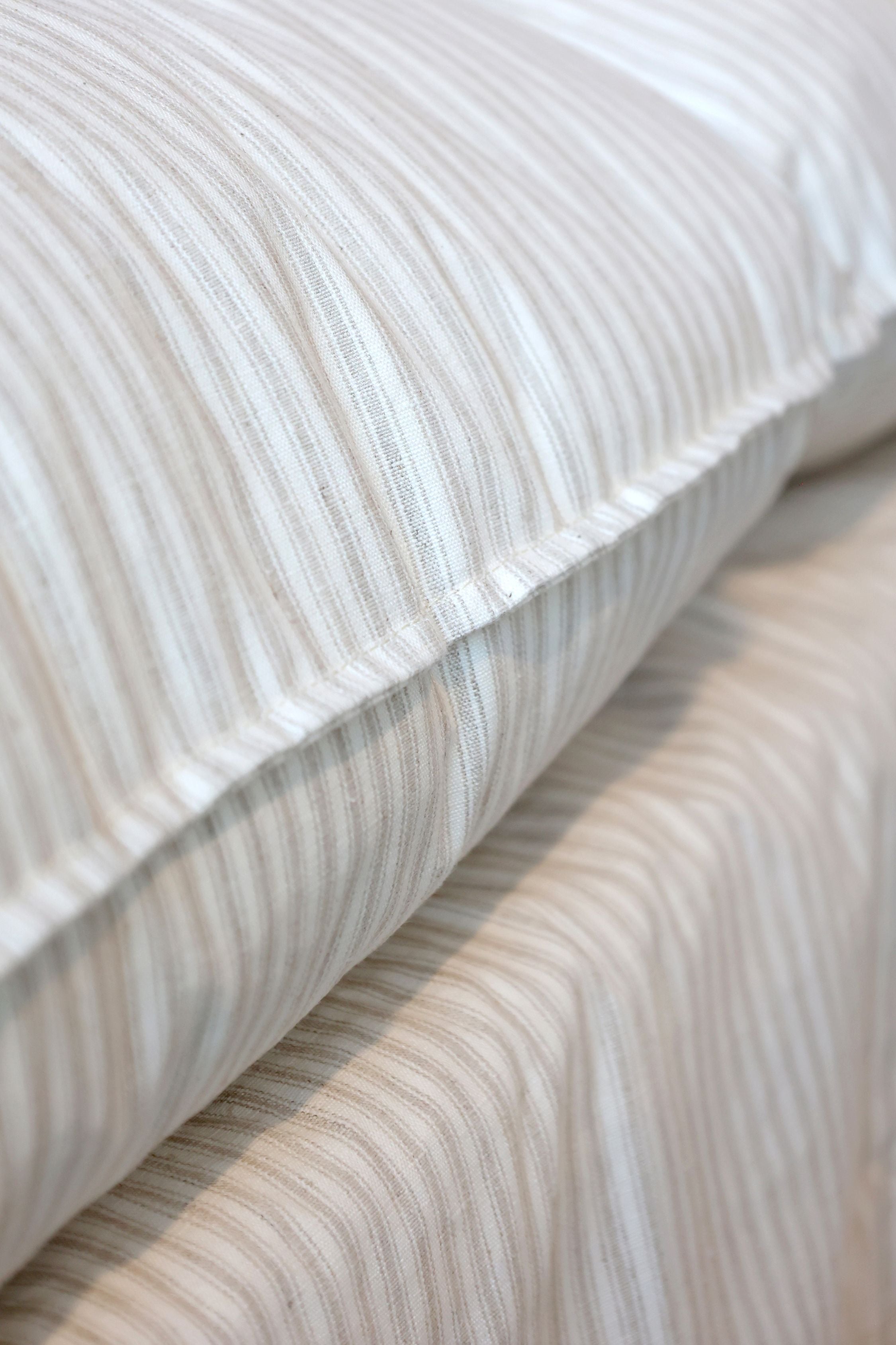 Malo Sofa mit 5 Kissen aus Leinen, Creme und Latte