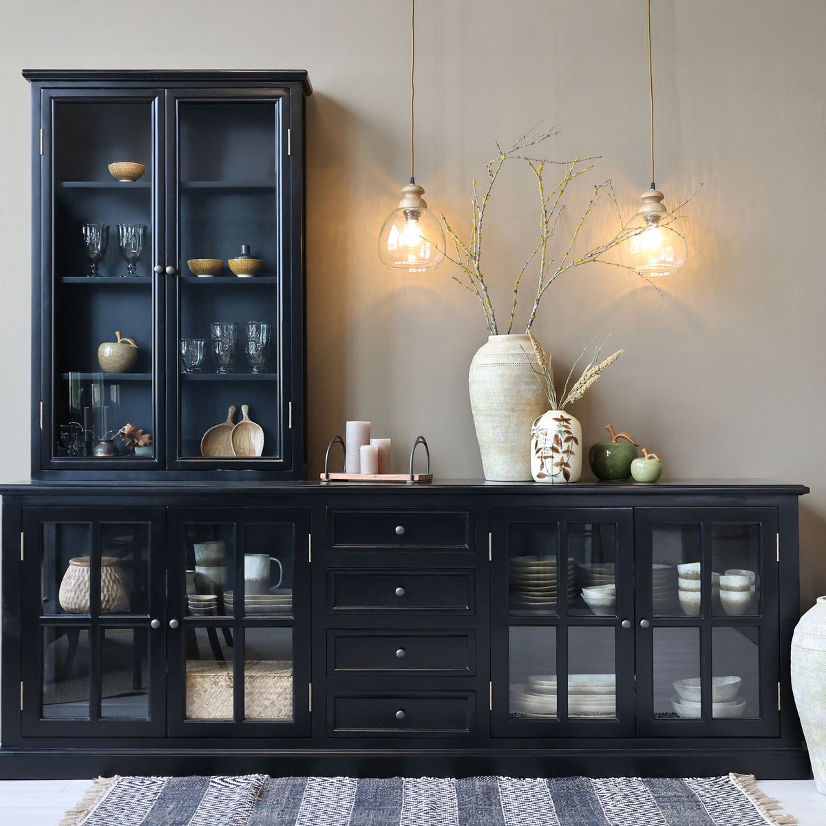 Vitrinenschrank mit Schubladen, 220 cm lang, schwarz