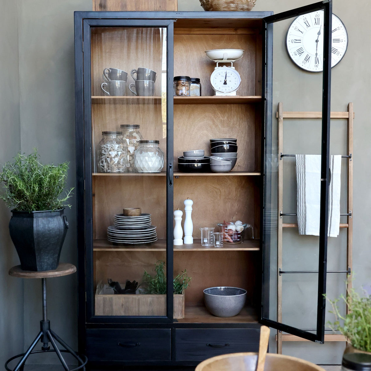 Vitrinenschrank schwarz mit Glastüren, 195 cm hoch