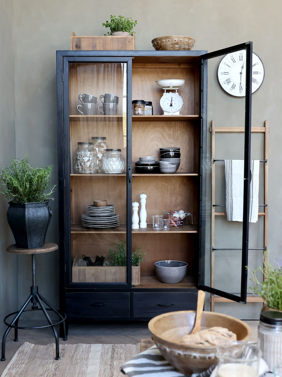 Vitrinenschrank schwarz mit Glastüren, 195 cm hoch