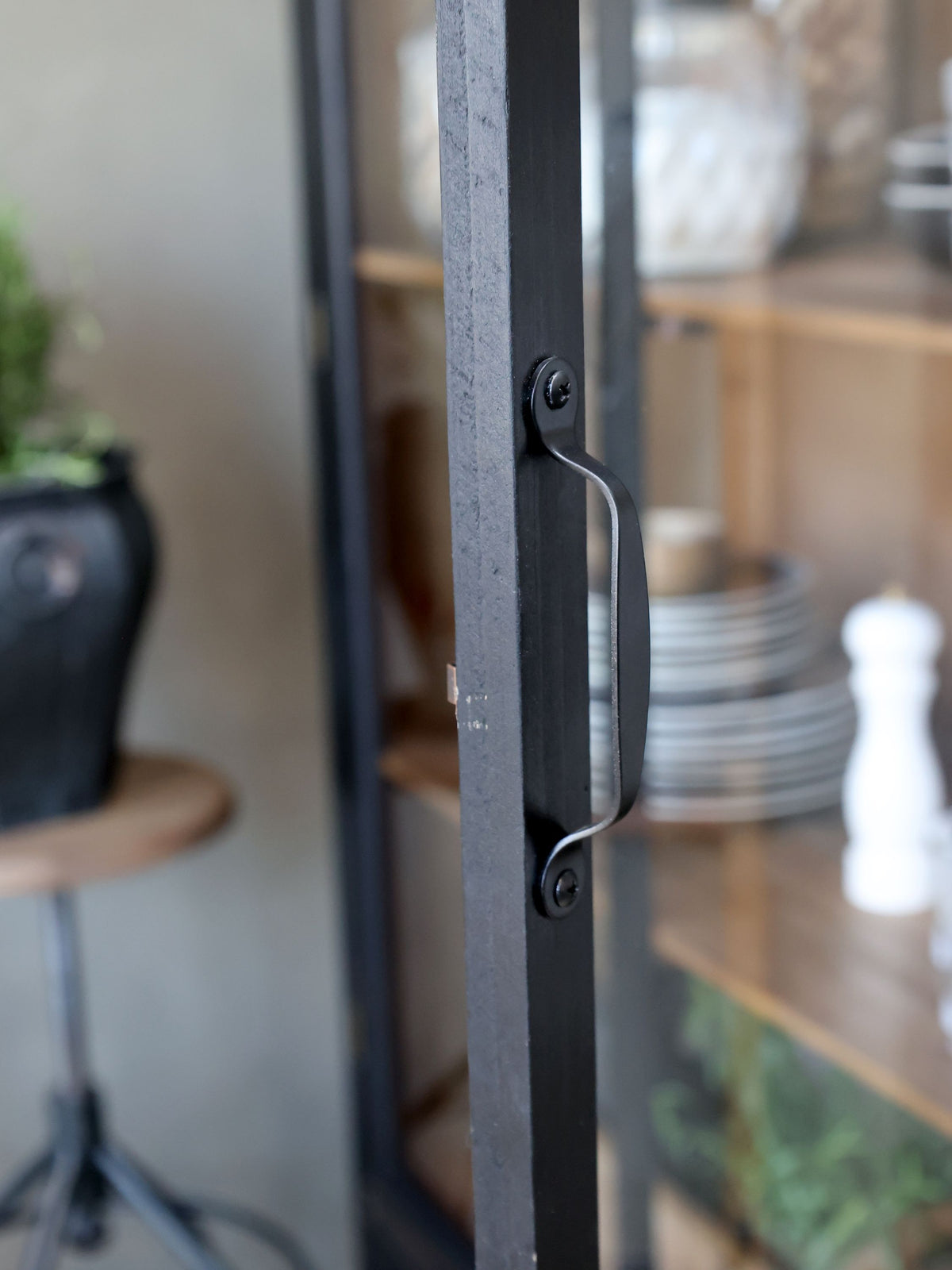 Vitrinenschrank schwarz mit Glastüren, 195 cm hoch