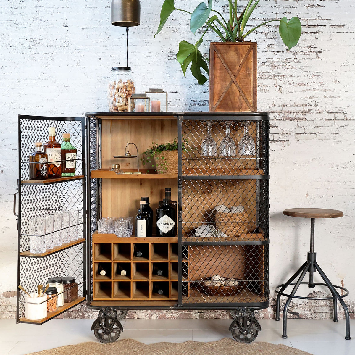 Barschrank auf Rädern, Tannenholz und Eisen, antique kohle