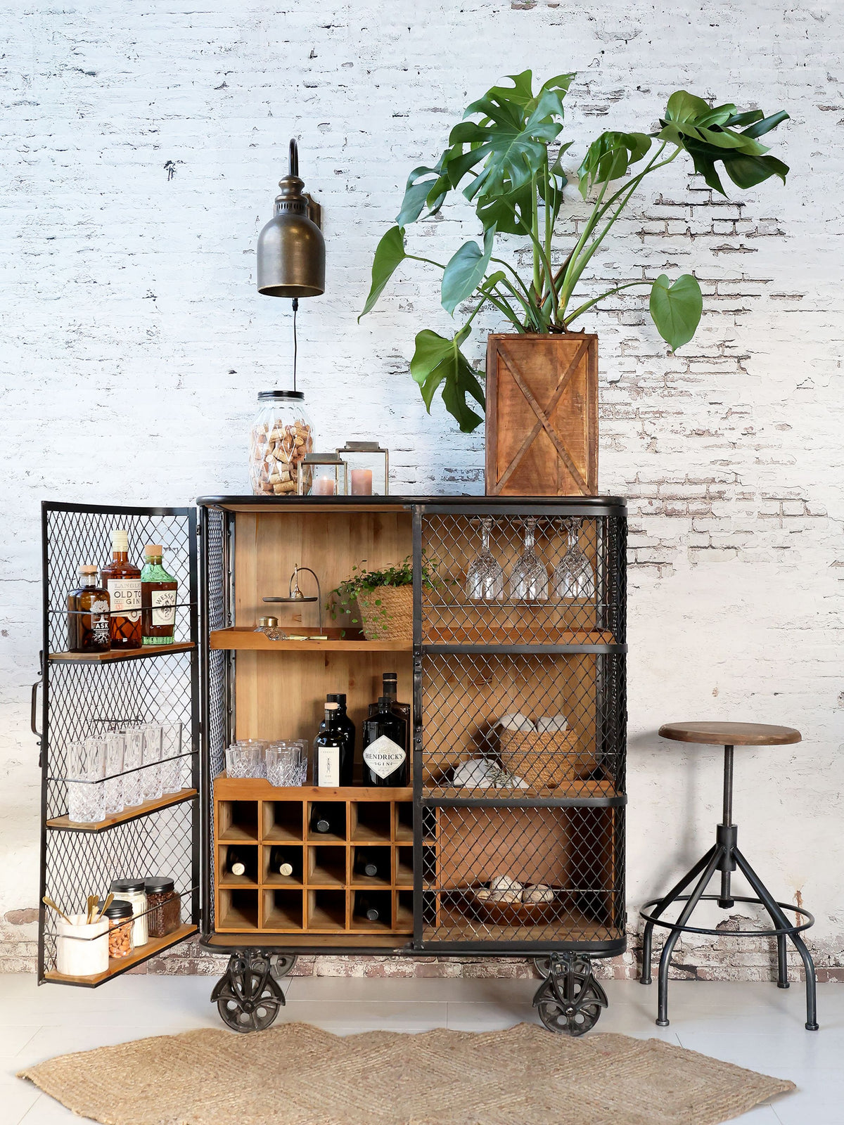 Barschrank auf Rädern, Tannenholz und Eisen, antique kohle