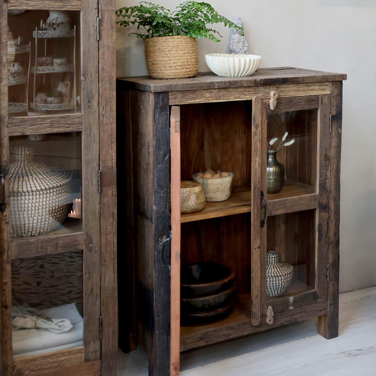 Vitrine fürs Wohnzimmer mit Glastüren, Recyclingholz, 100 cm