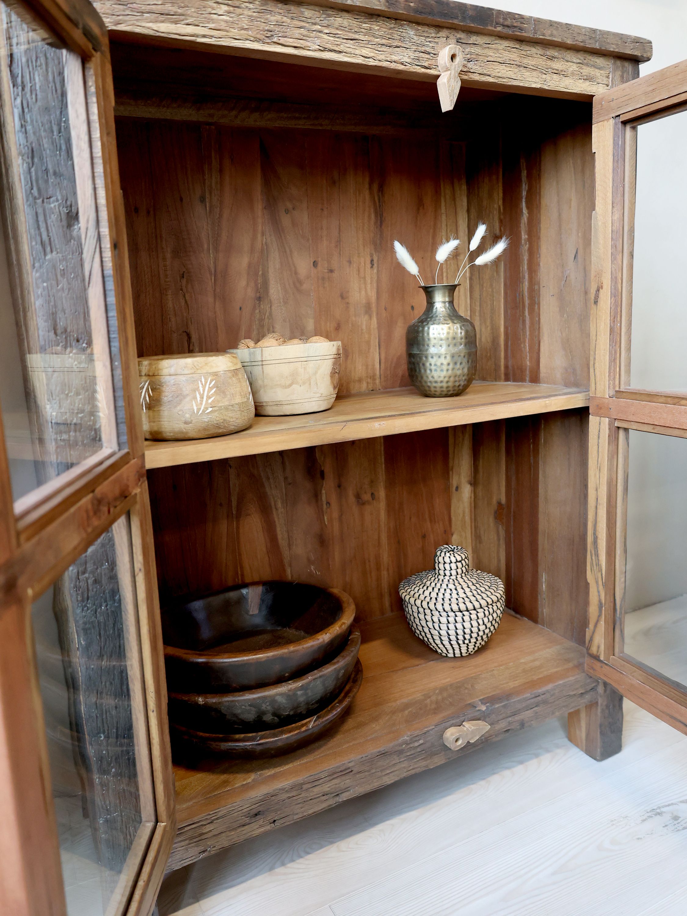 Vitrine fürs Wohnzimmer mit Glastüren, Recyclingholz, 100 cm