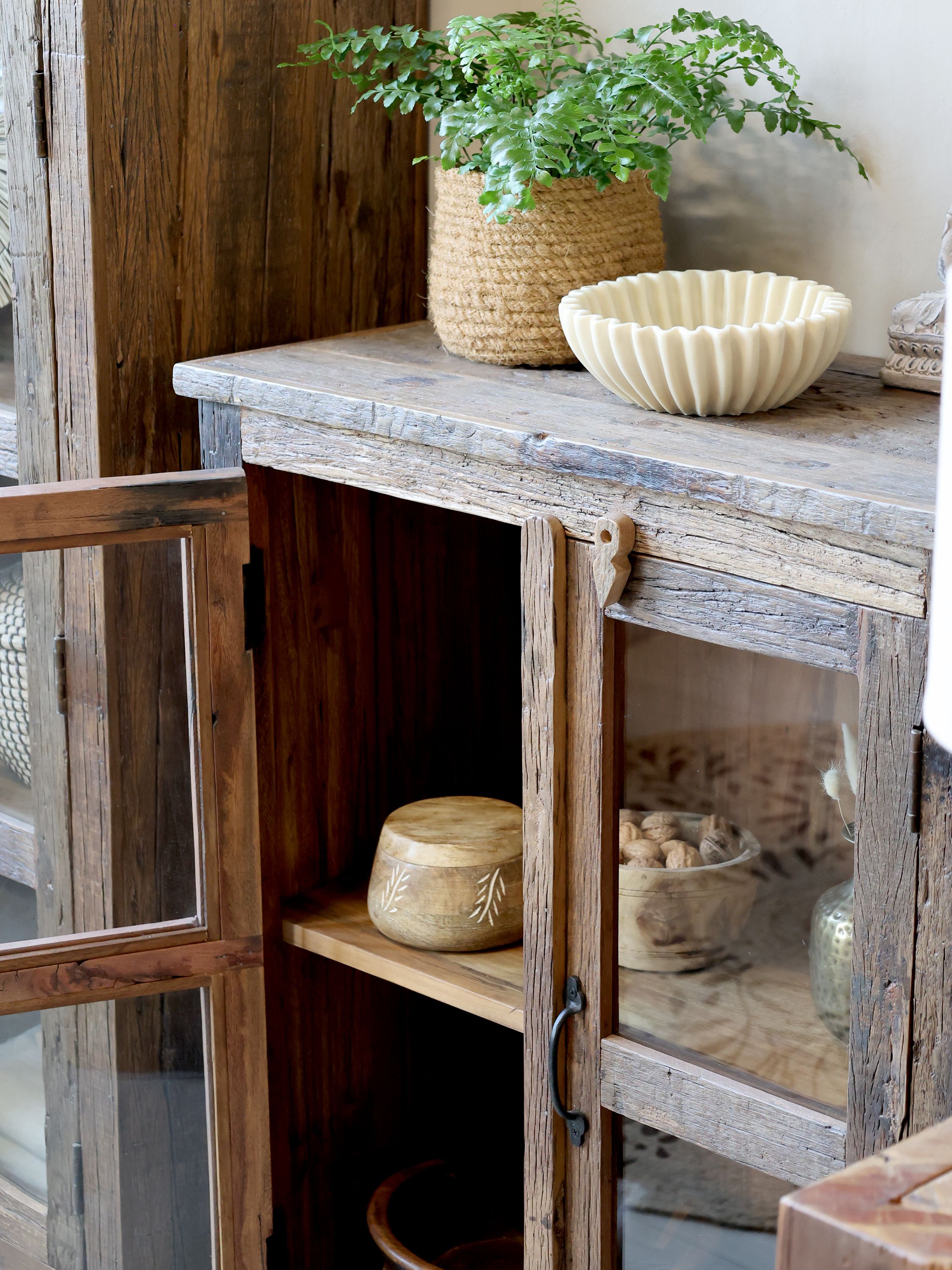 Vitrine fürs Wohnzimmer mit Glastüren, Recyclingholz, 100 cm