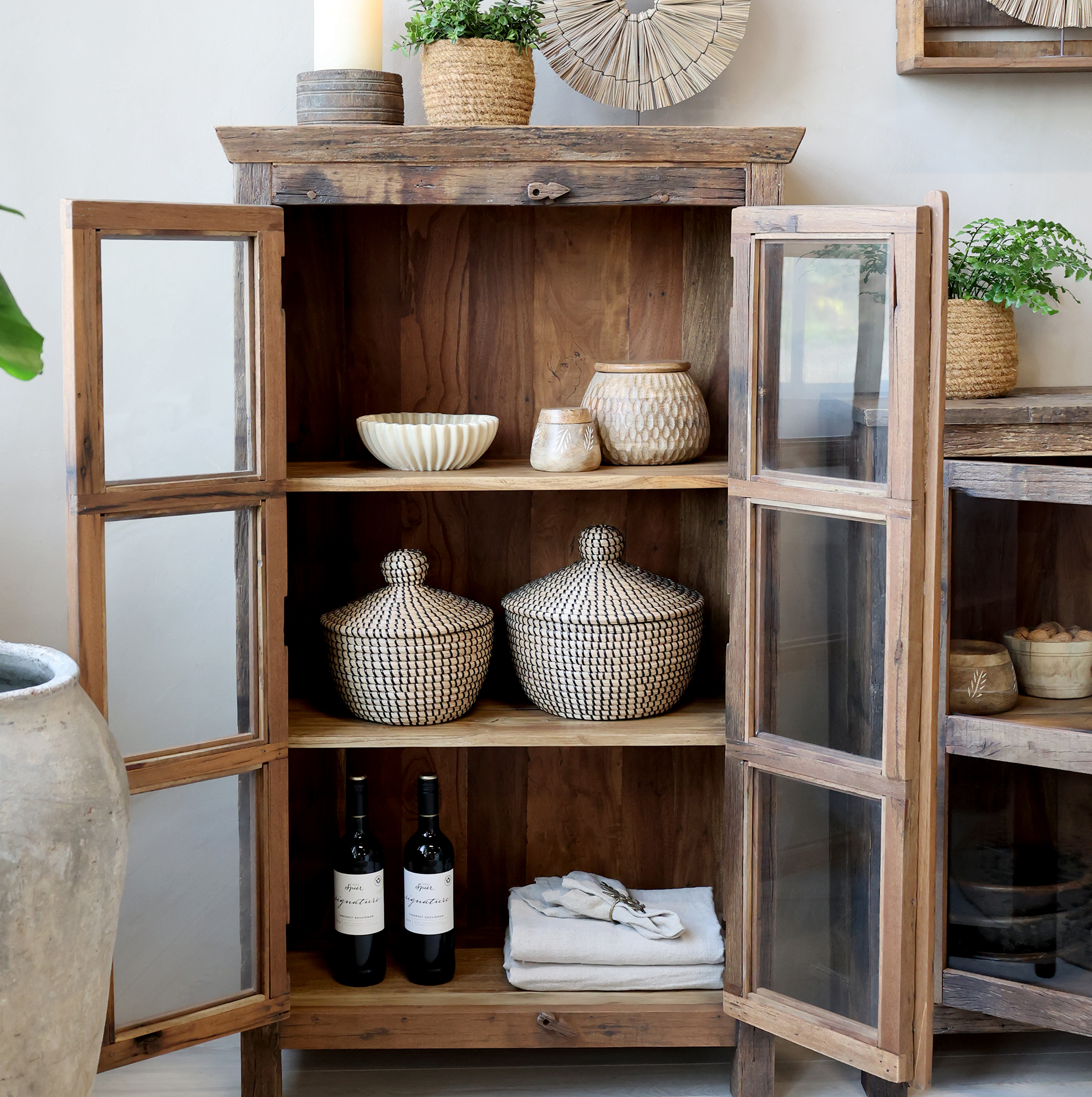 Vitrinenschrank aus Recyclingholz mit Glastüren, 140 cm hoch