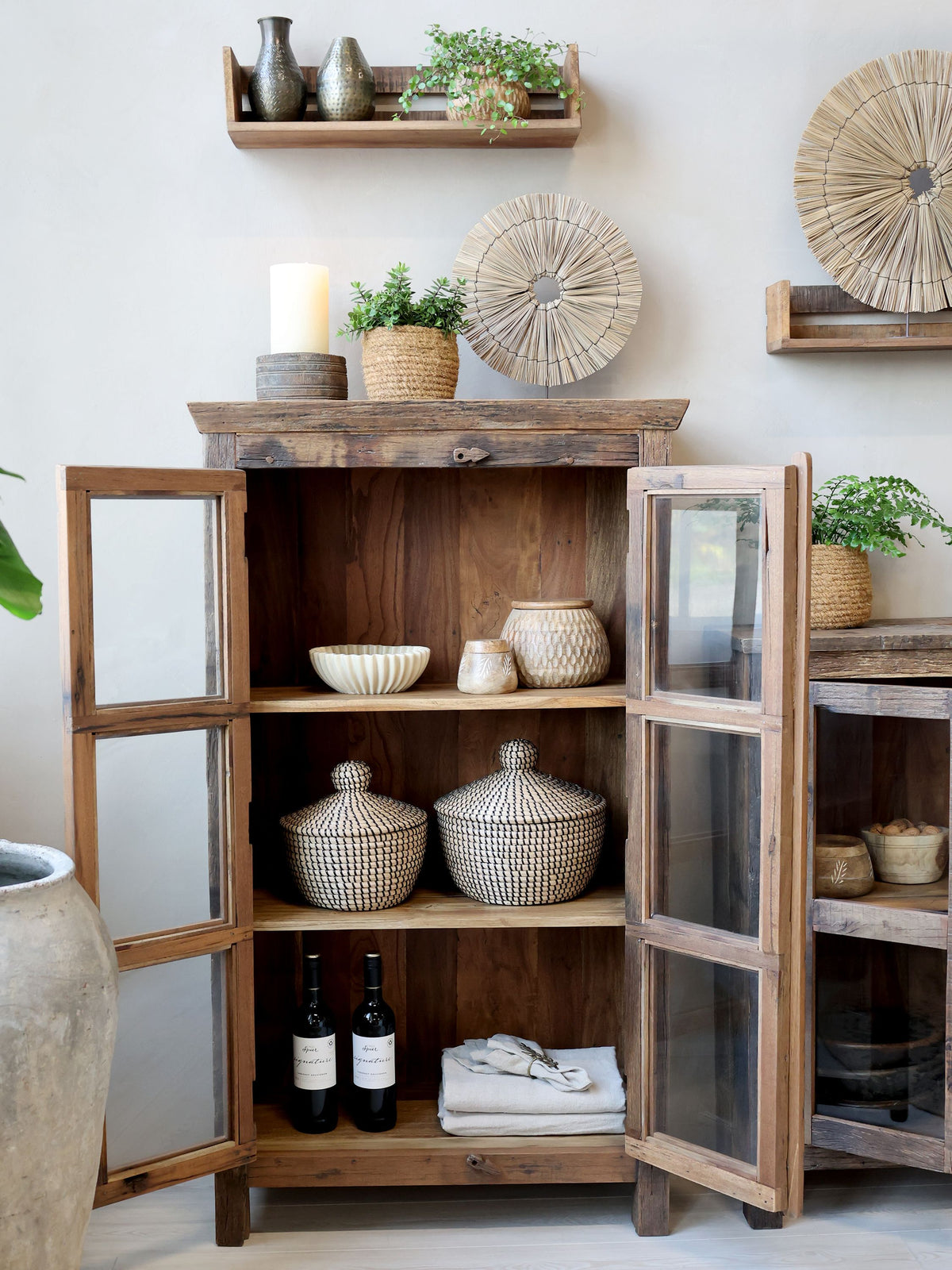 Vitrinenschrank aus Recyclingholz mit Glastüren, 140 cm hoch