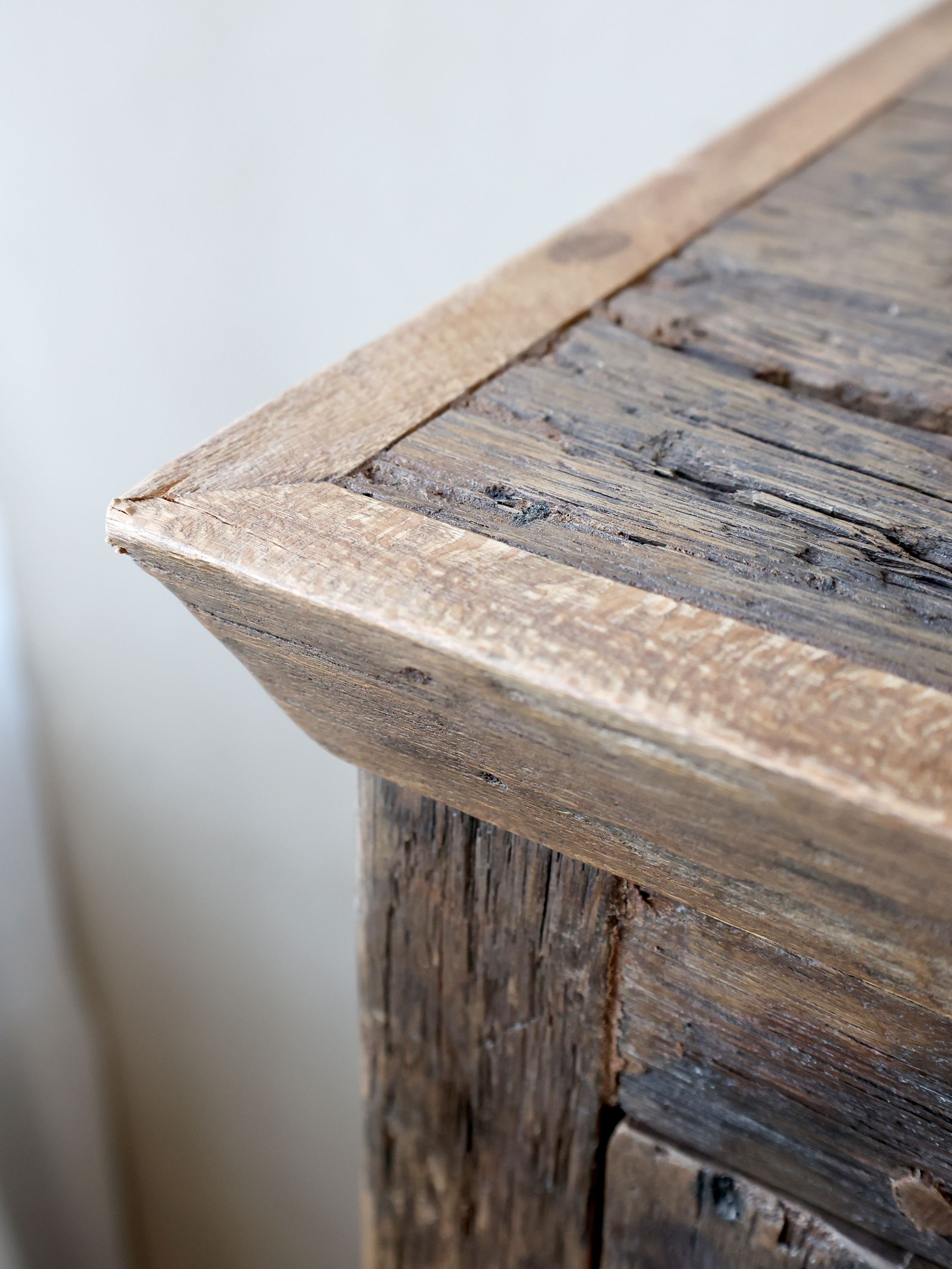Vitrinenschrank aus Recyclingholz mit Glastüren, 140 cm hoch