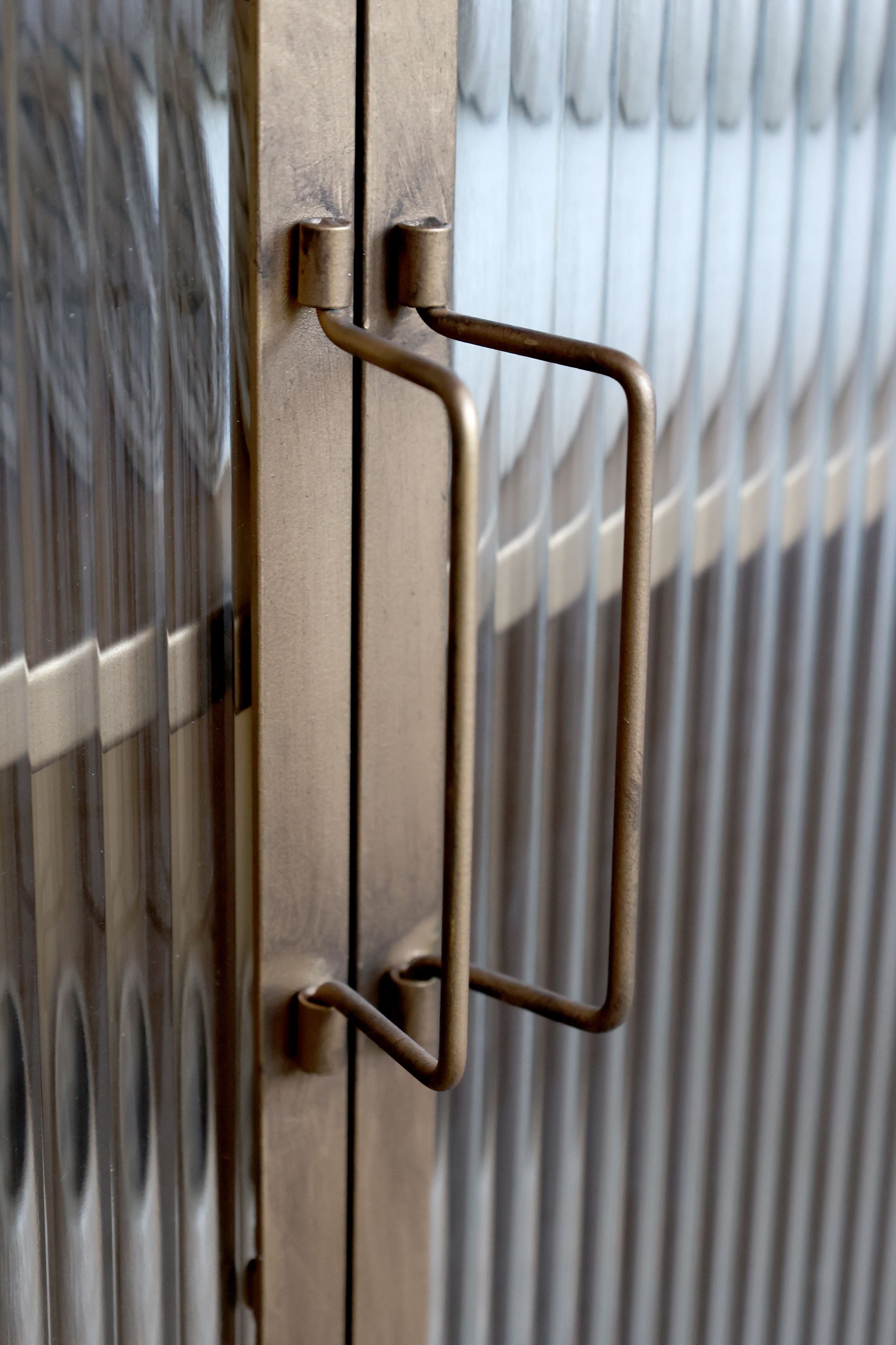Vitrinenschrank mit 4 Glastüren in Antique Messing