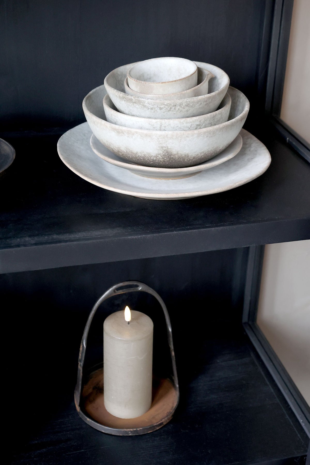 Vitrinenschrank mit Glastüren in Schwarz, 170 cm hoch