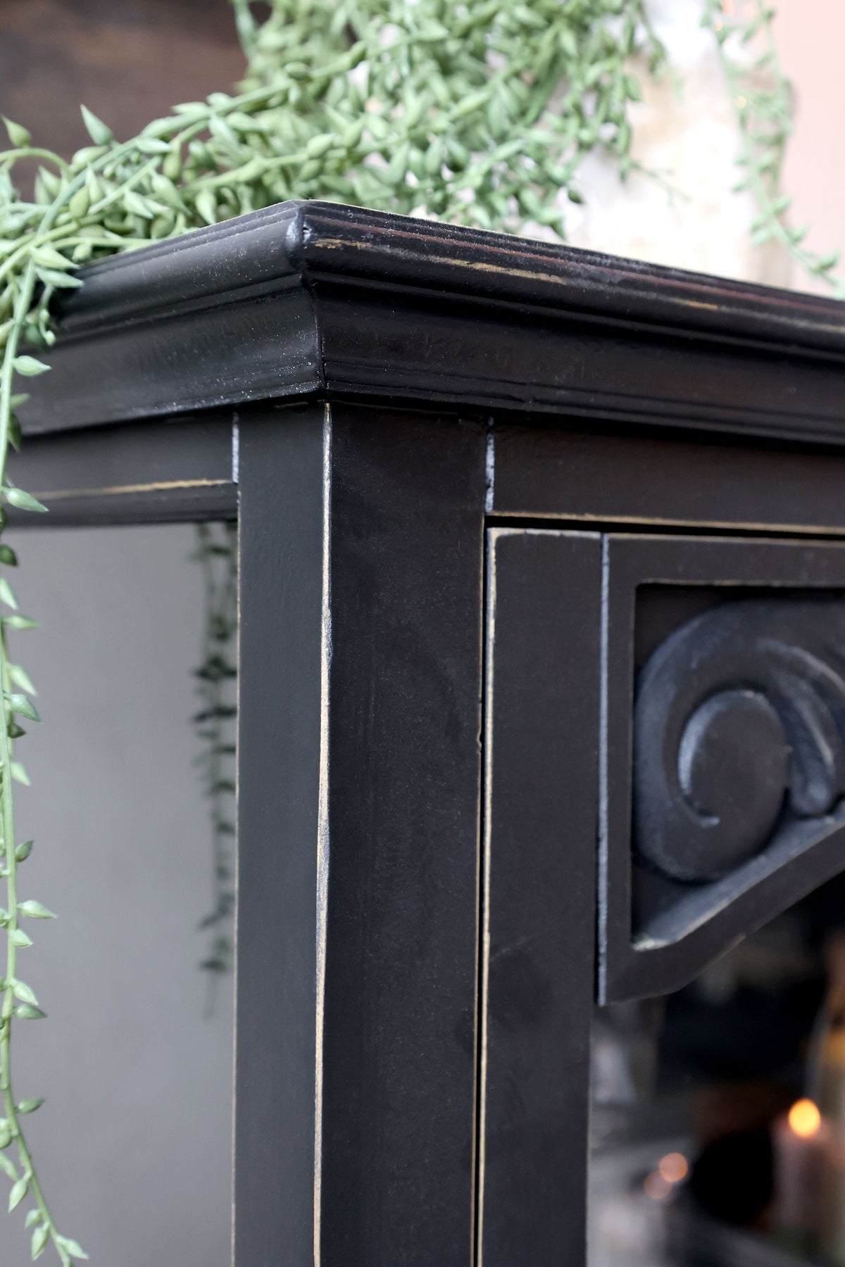 Vitrinenschrank mit Glastüren in Schwarz, 170 cm hoch