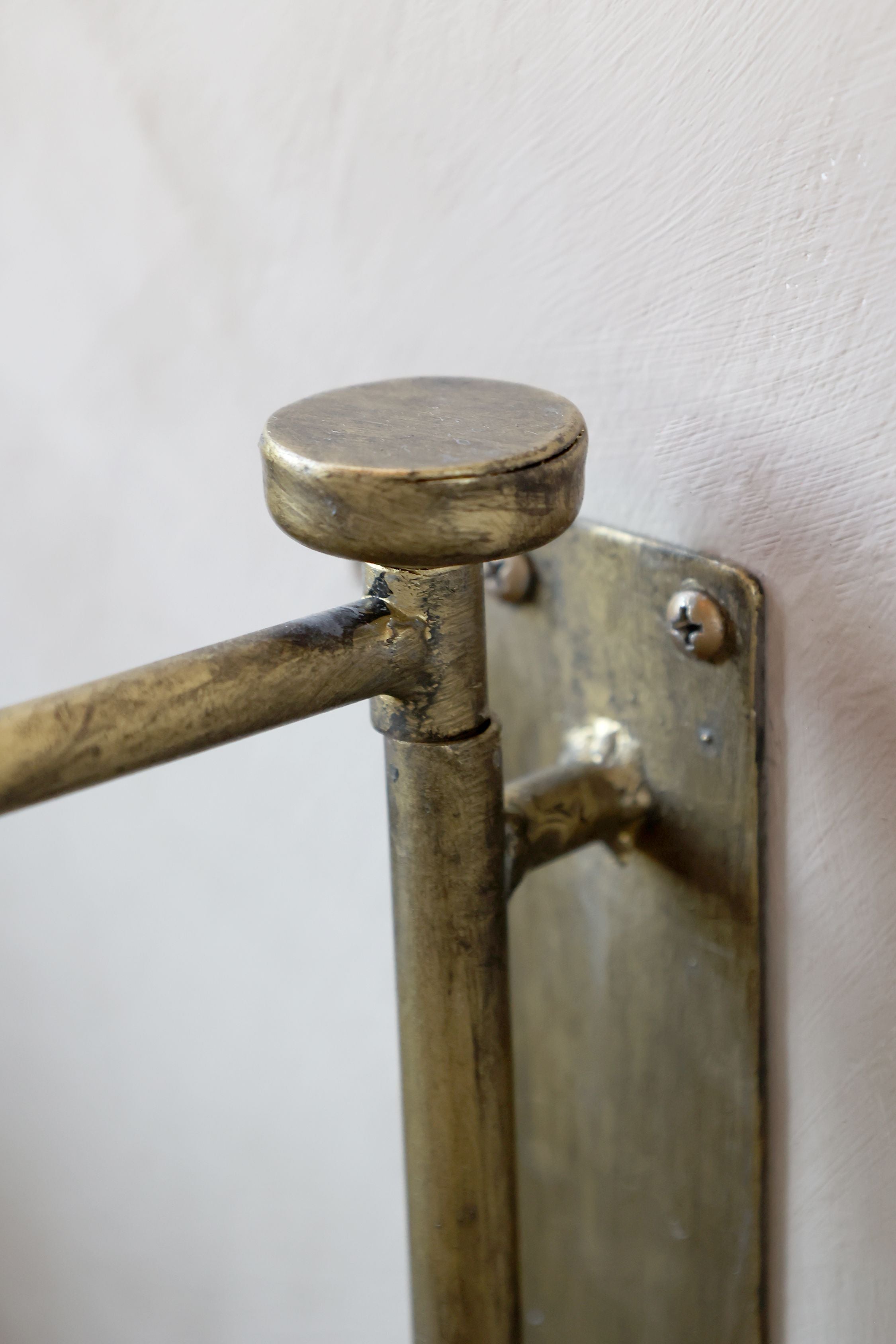 Wandtisch aus Eisen, Antique Messing, 45,5 cm hoch