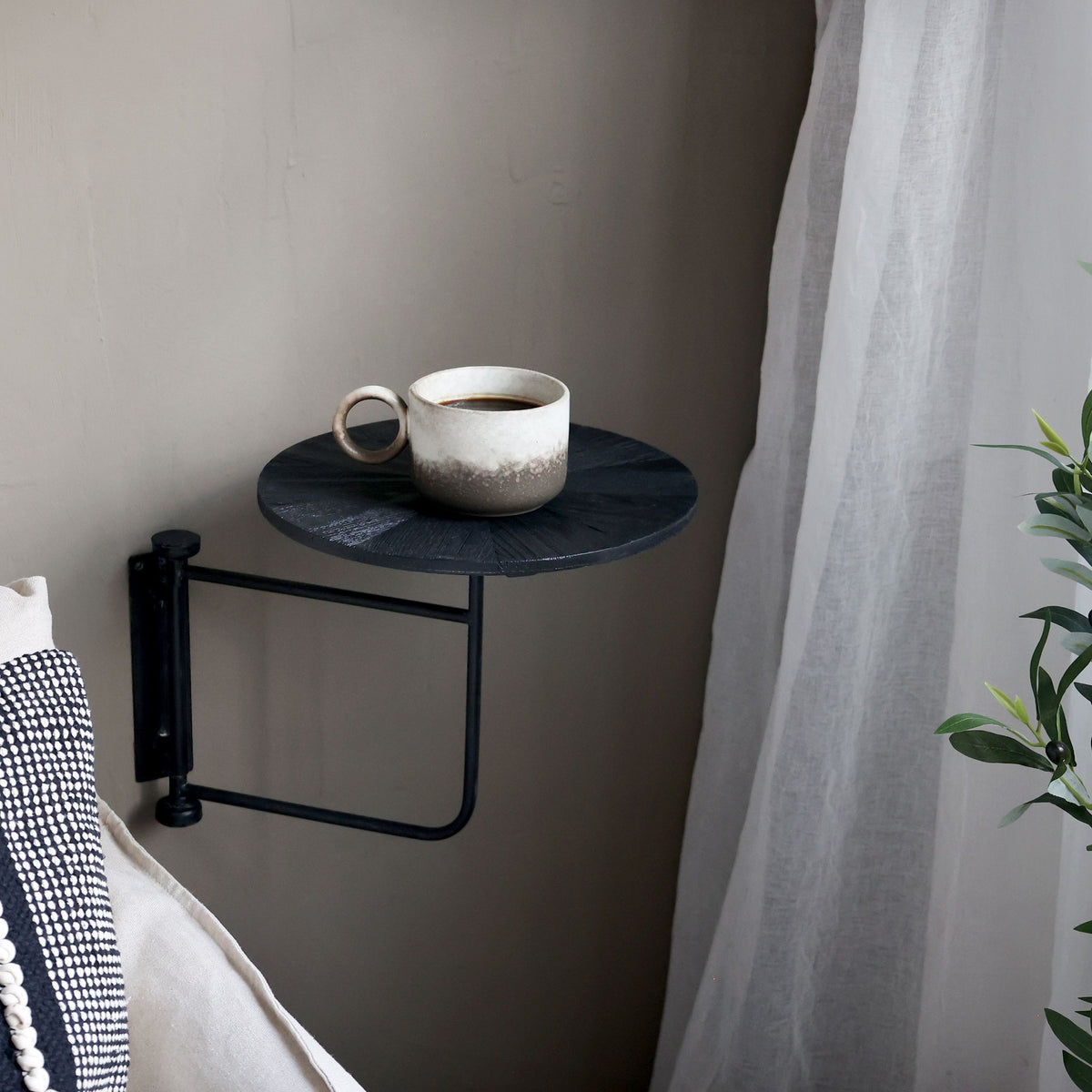 Wandtisch aus Eisen und Tannenholz, 40,5 cm hoch
