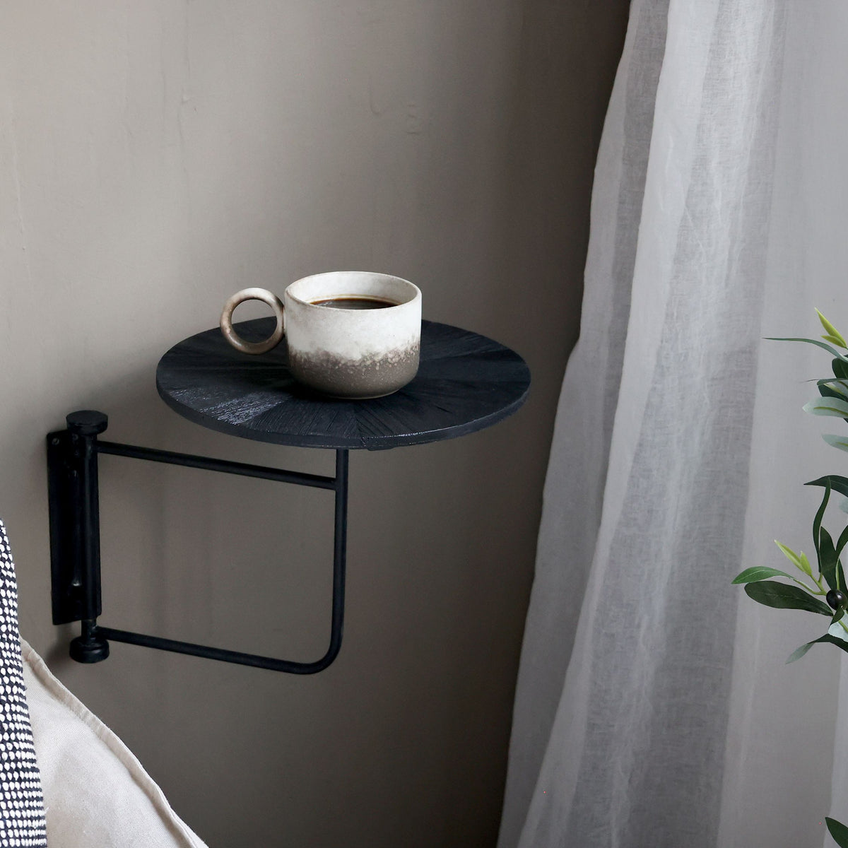Wandtisch aus Eisen und Tannenholz, kohle, 45,5 cm hoch