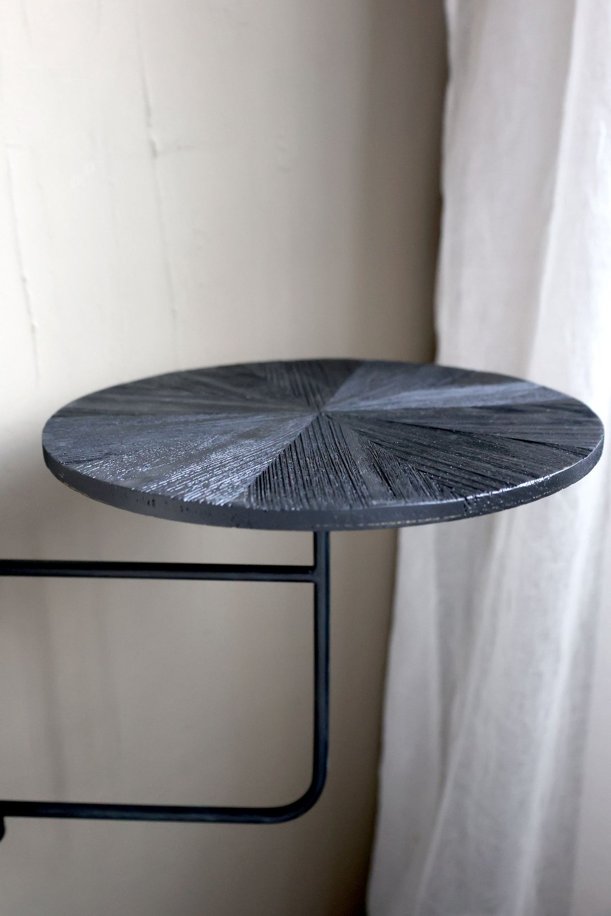Wandtisch aus Eisen und Tannenholz, kohle, 45,5 cm hoch