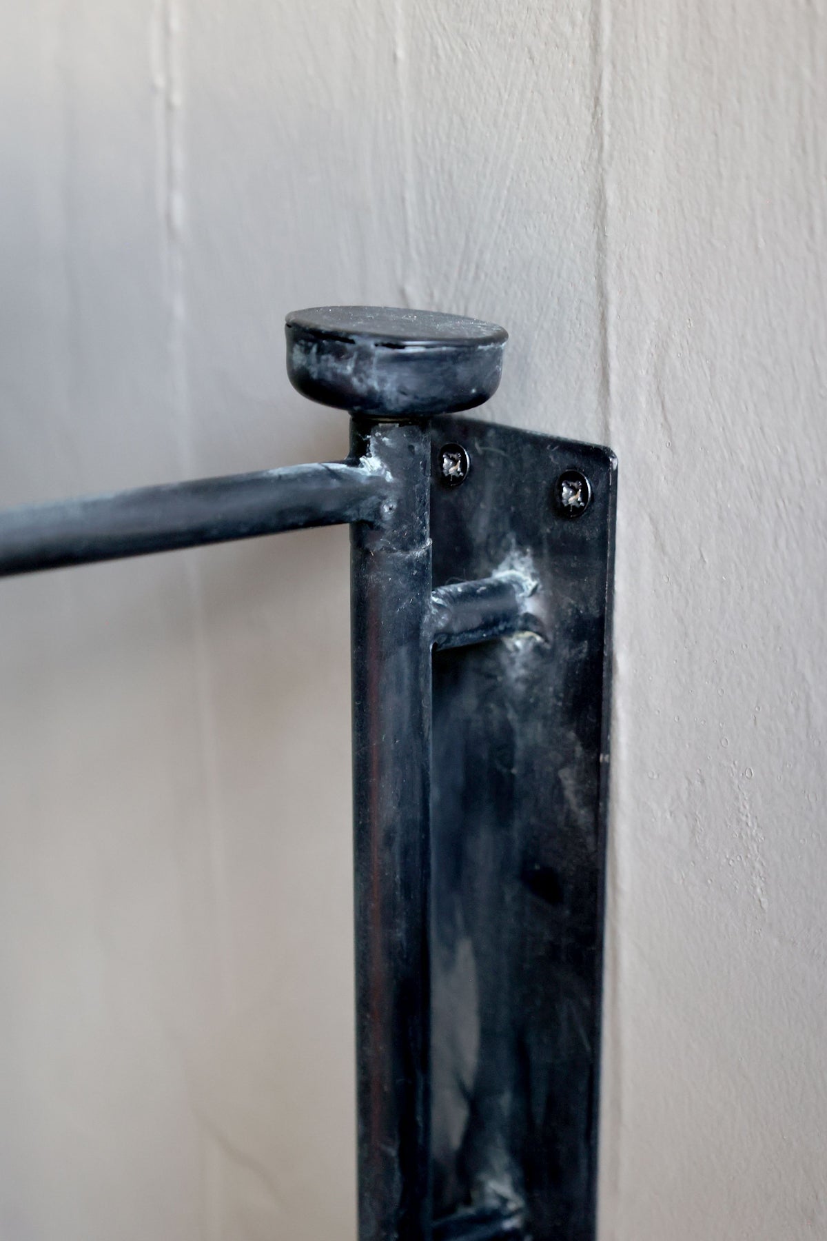 Wandtisch aus Eisen und Tannenholz, kohle, 45,5 cm hoch