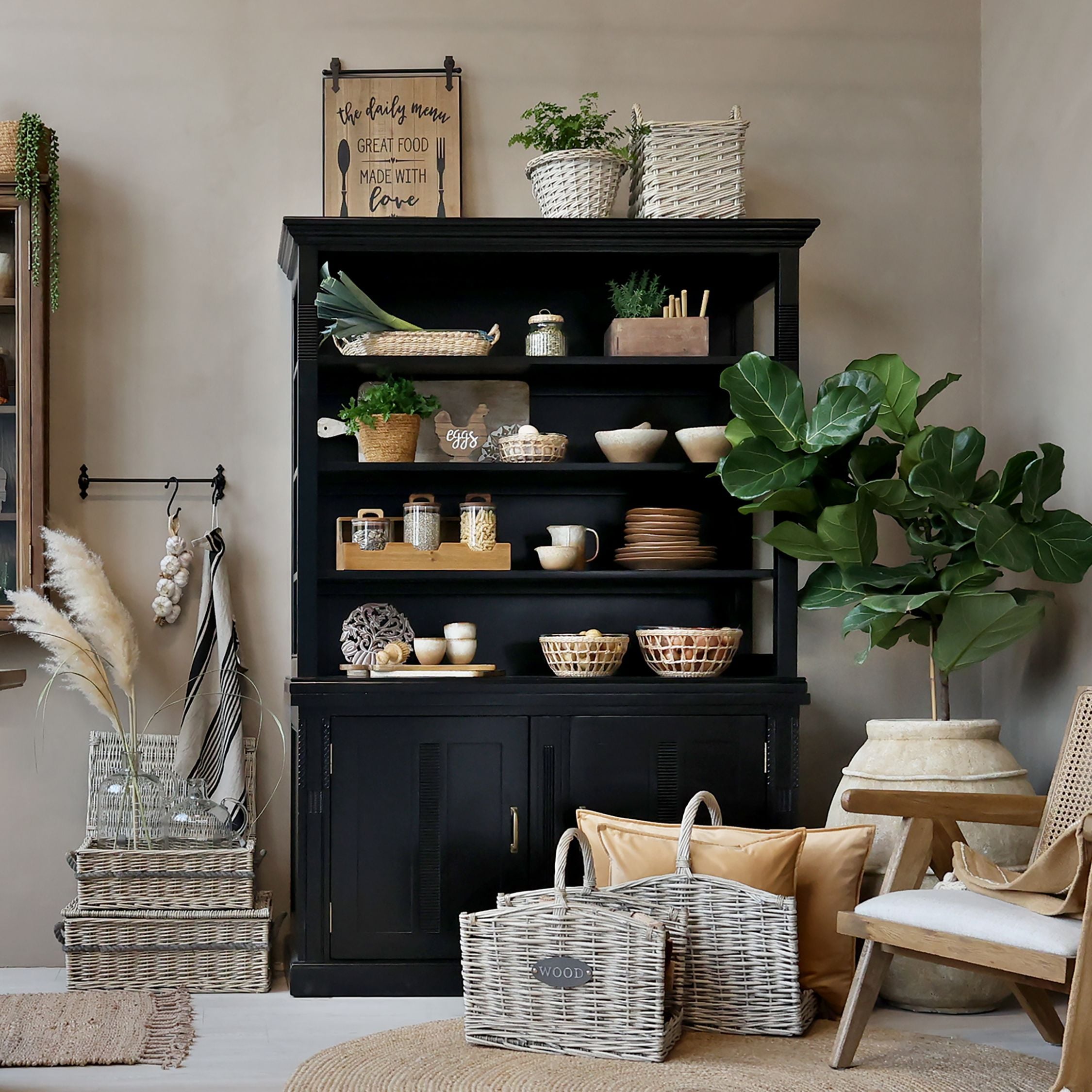 Wohnzimmer Vitrine Marseille mit 4 Fächern und 2 Türen