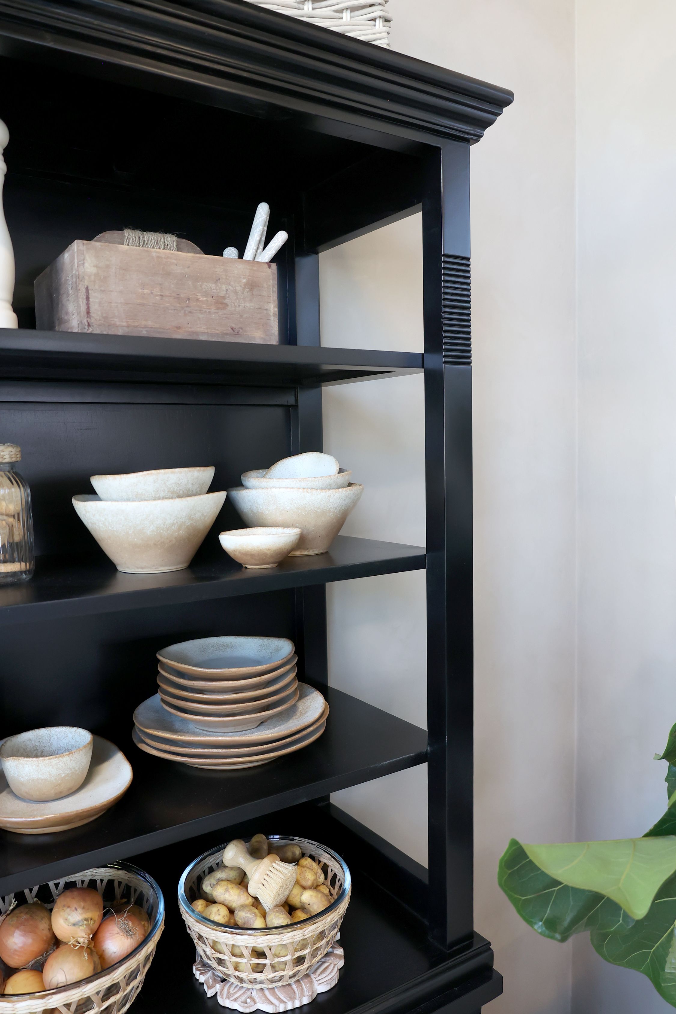 Wohnzimmer Vitrine Marseille mit 4 Fächern und 2 Türen
