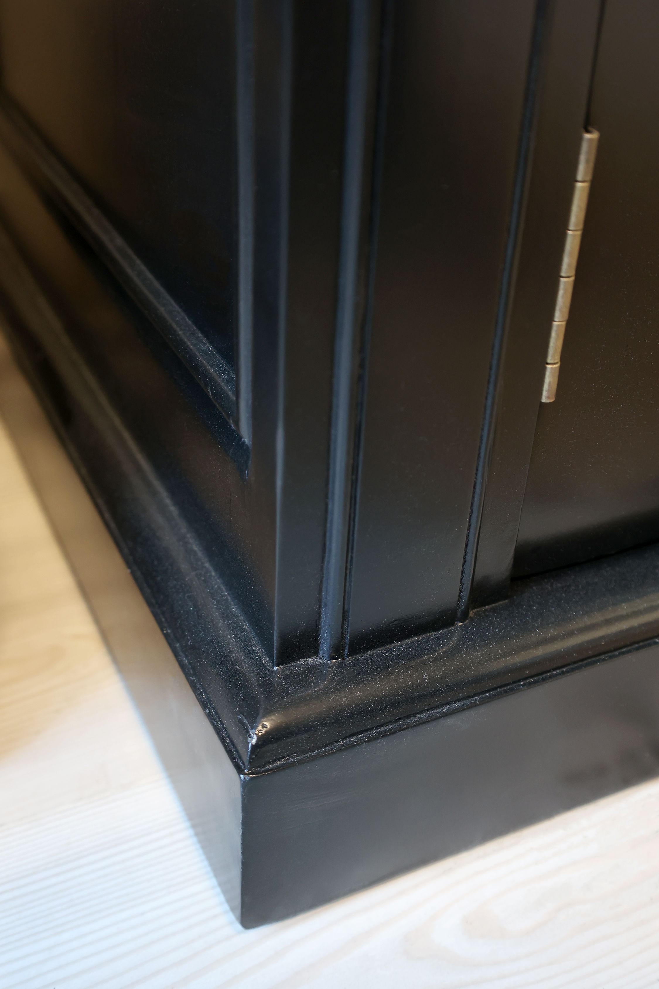 Wohnzimmer Vitrine Marseille mit 4 Fächern und 2 Türen