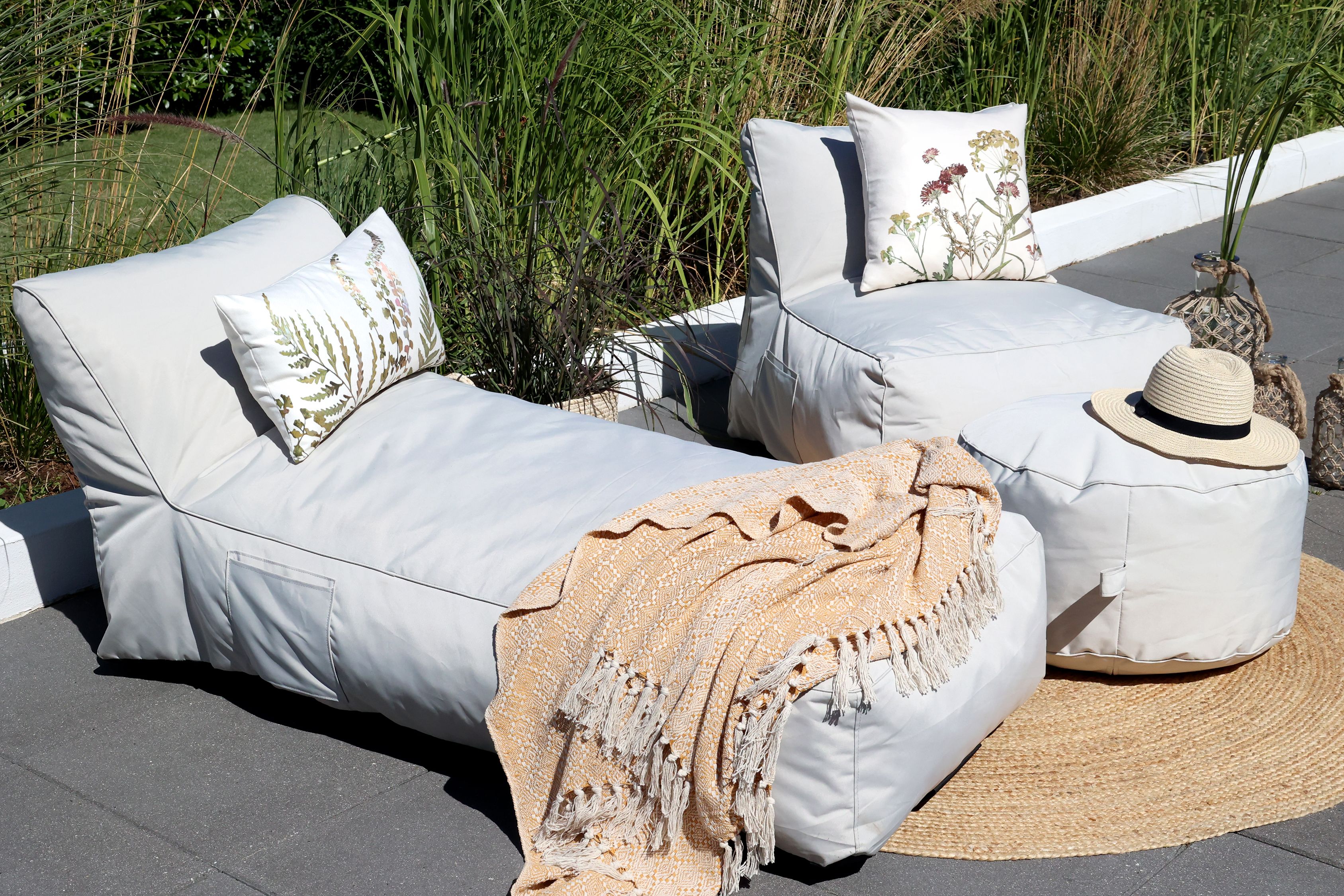Lounge Puff für Balkon und draußen – beige, 60 cm