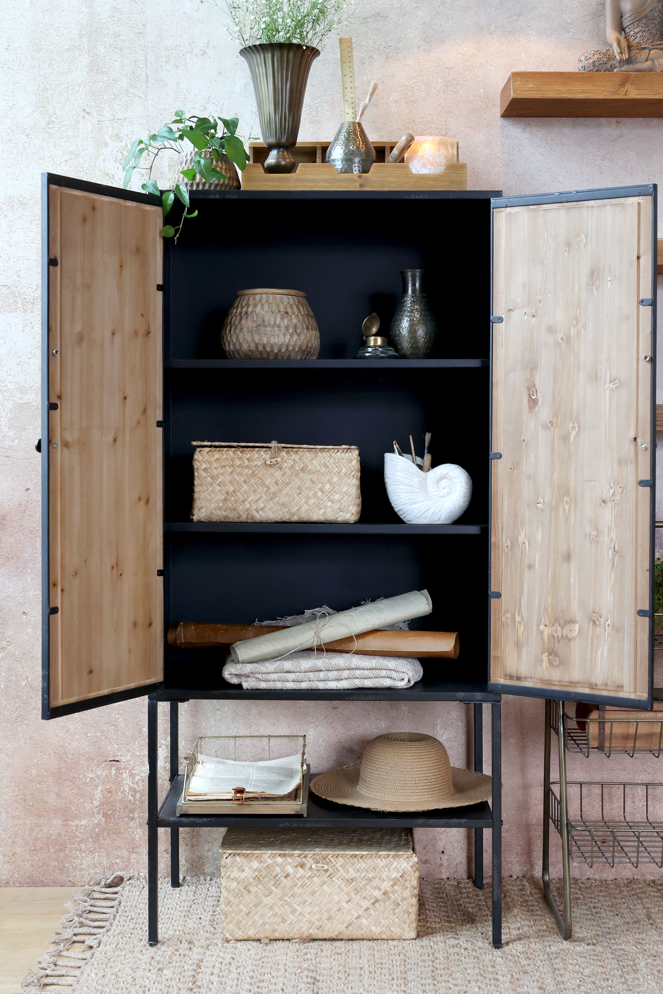 Kleiner Schrank mit Türen aus Holz und Eisen, 141 cm hoch