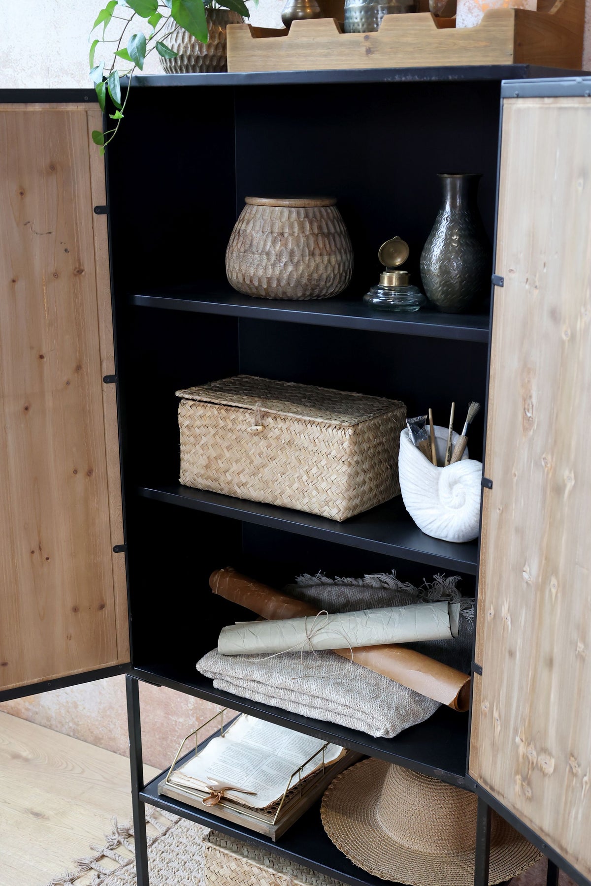 Kleiner Schrank mit Türen aus Holz und Eisen, 141 cm hoch