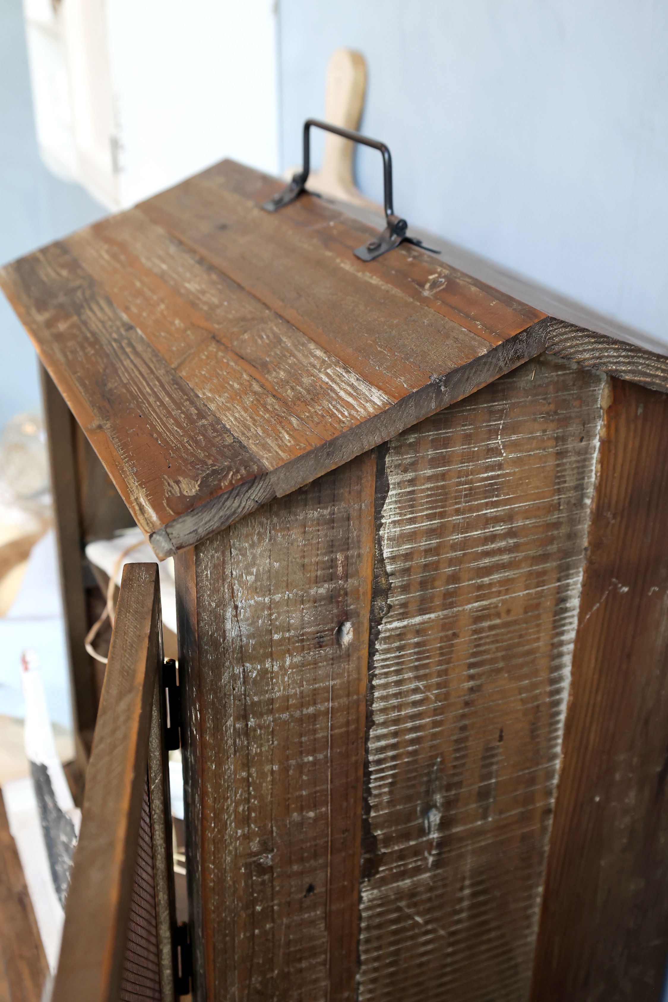 Fliegenschrank aus Recyclingholz 42 cm hoch