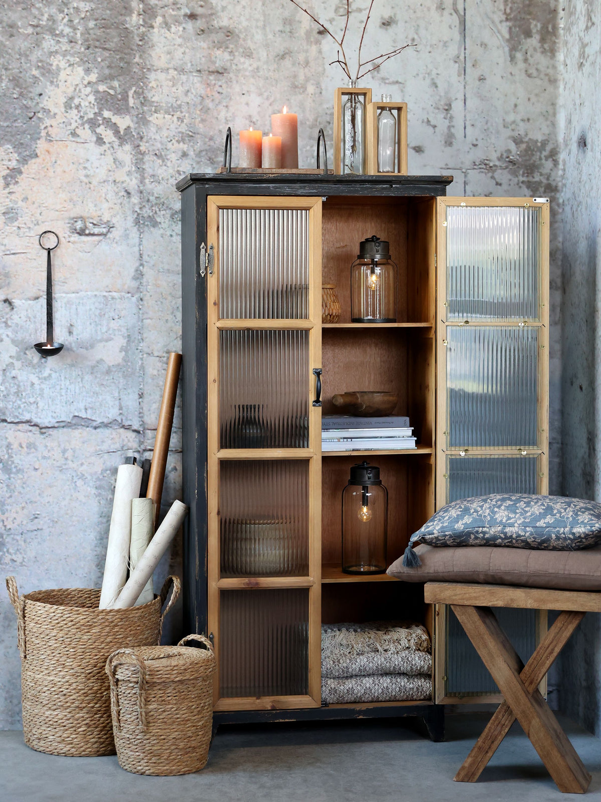Vitrinenschrank mit Glastüren aus Tannenholz, 150,5 cm hoch