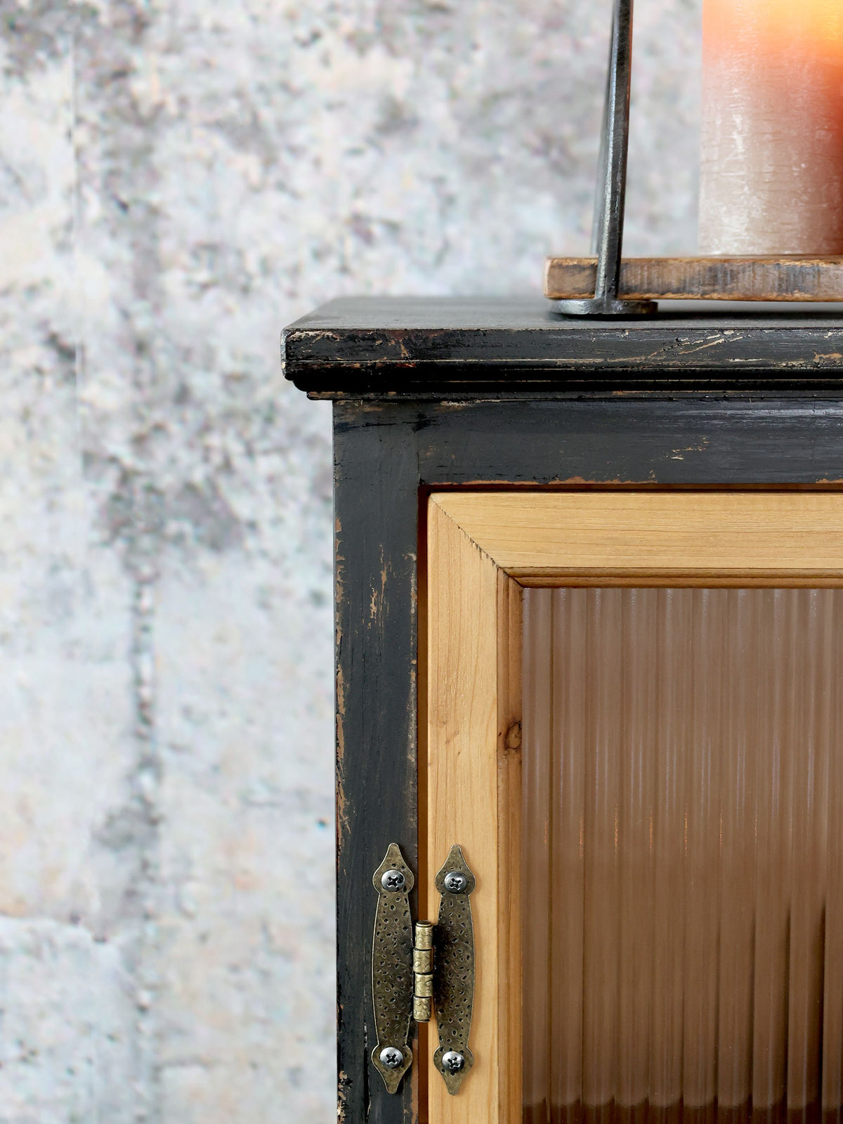 Vitrinenschrank mit Glastüren aus Tannenholz, 150,5 cm hoch