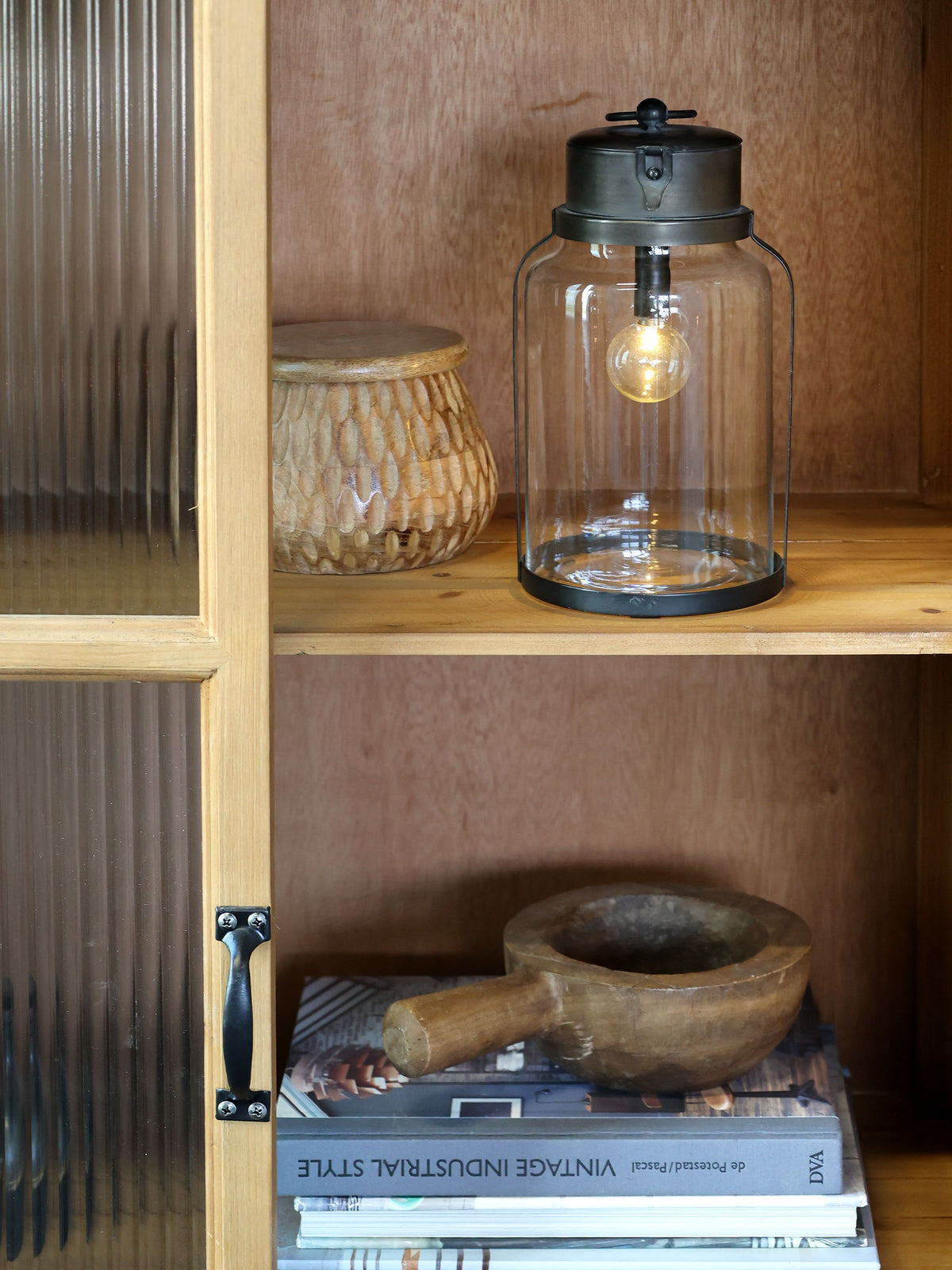 Vitrinenschrank mit Glastüren aus Tannenholz, 150,5 cm hoch