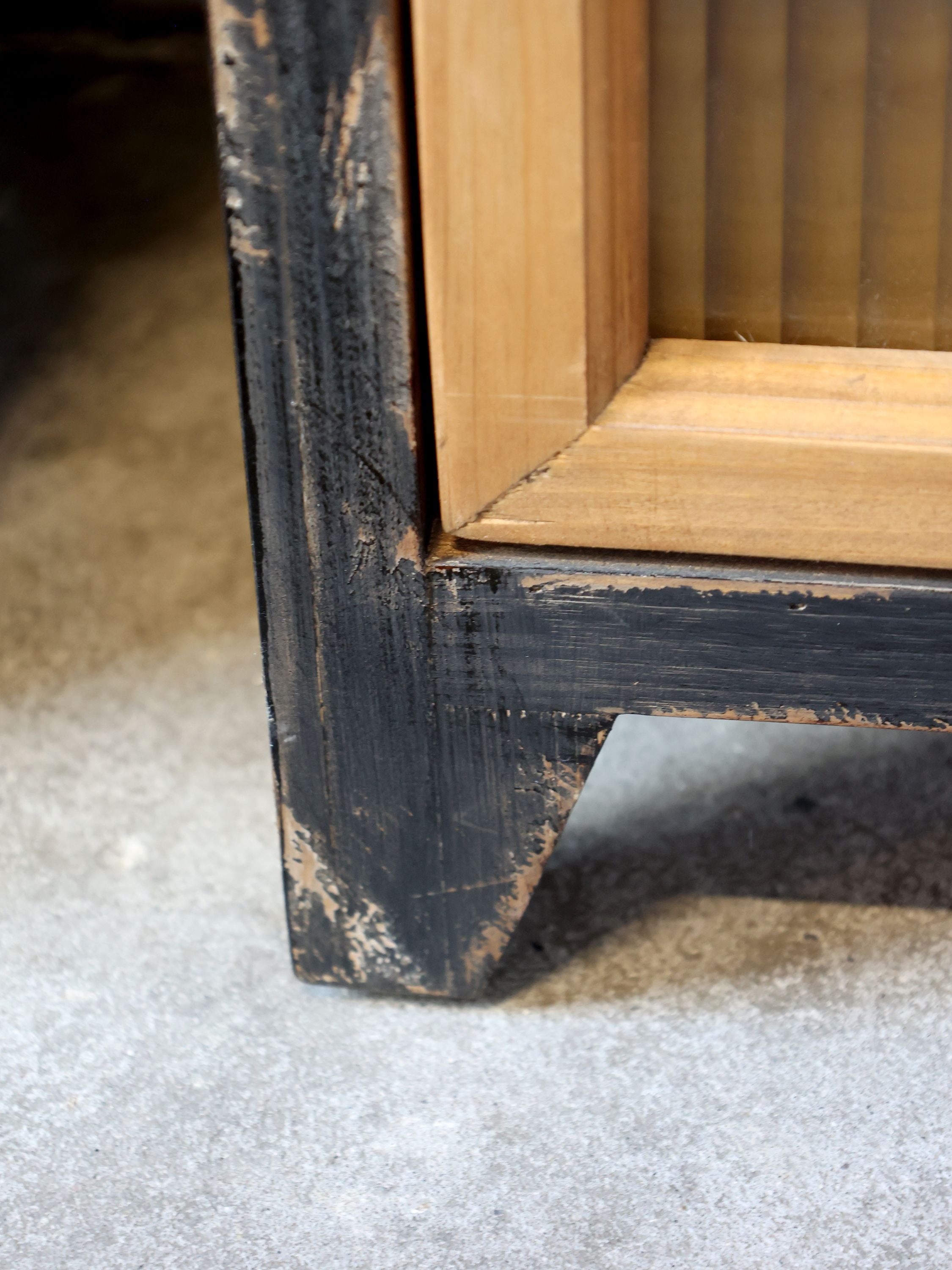 Vitrinenschrank mit Glastüren aus Tannenholz, 150,5 cm hoch