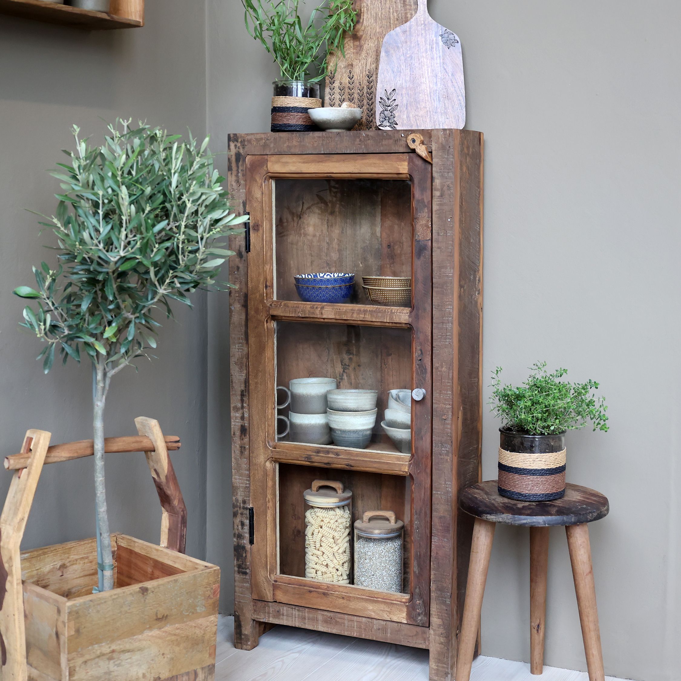 Vitrinenschrank aus Recyclingholz mit Glas, 18 cm tief