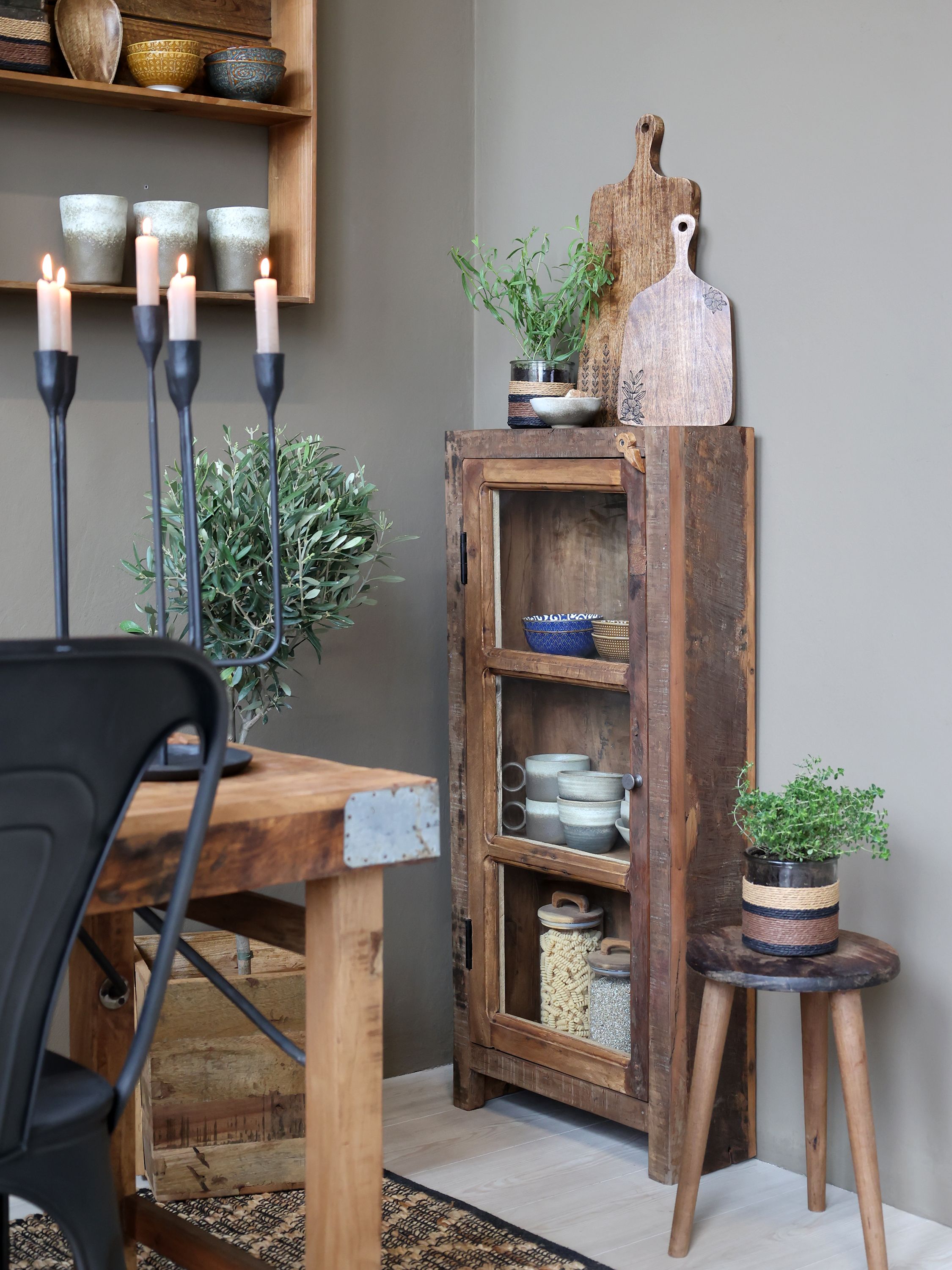 Vitrinenschrank aus Recyclingholz mit Glas, 18 cm tief