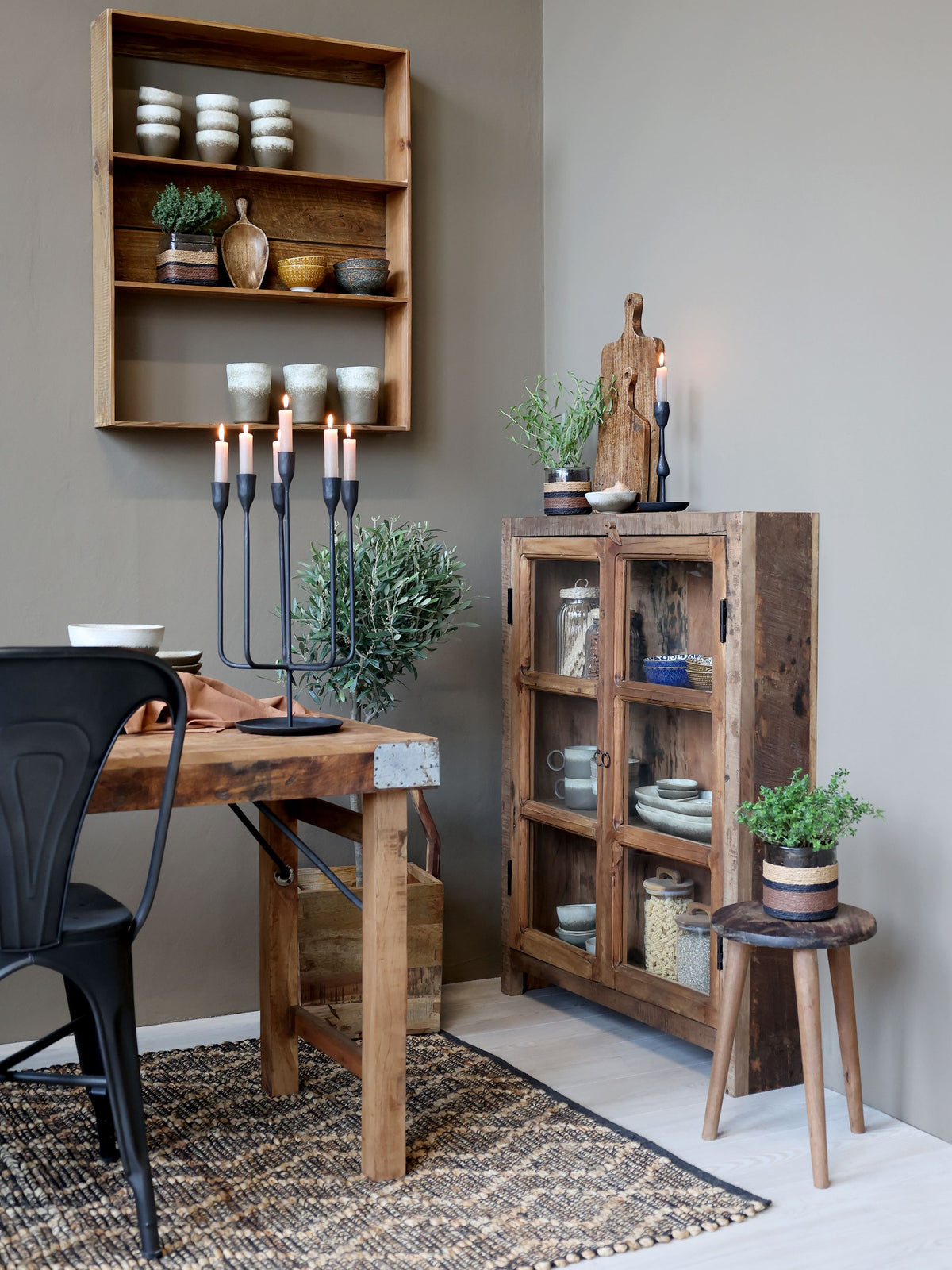 Vitrinenschrank aus Recyclingholz mit Glastür, 105 cm hoch