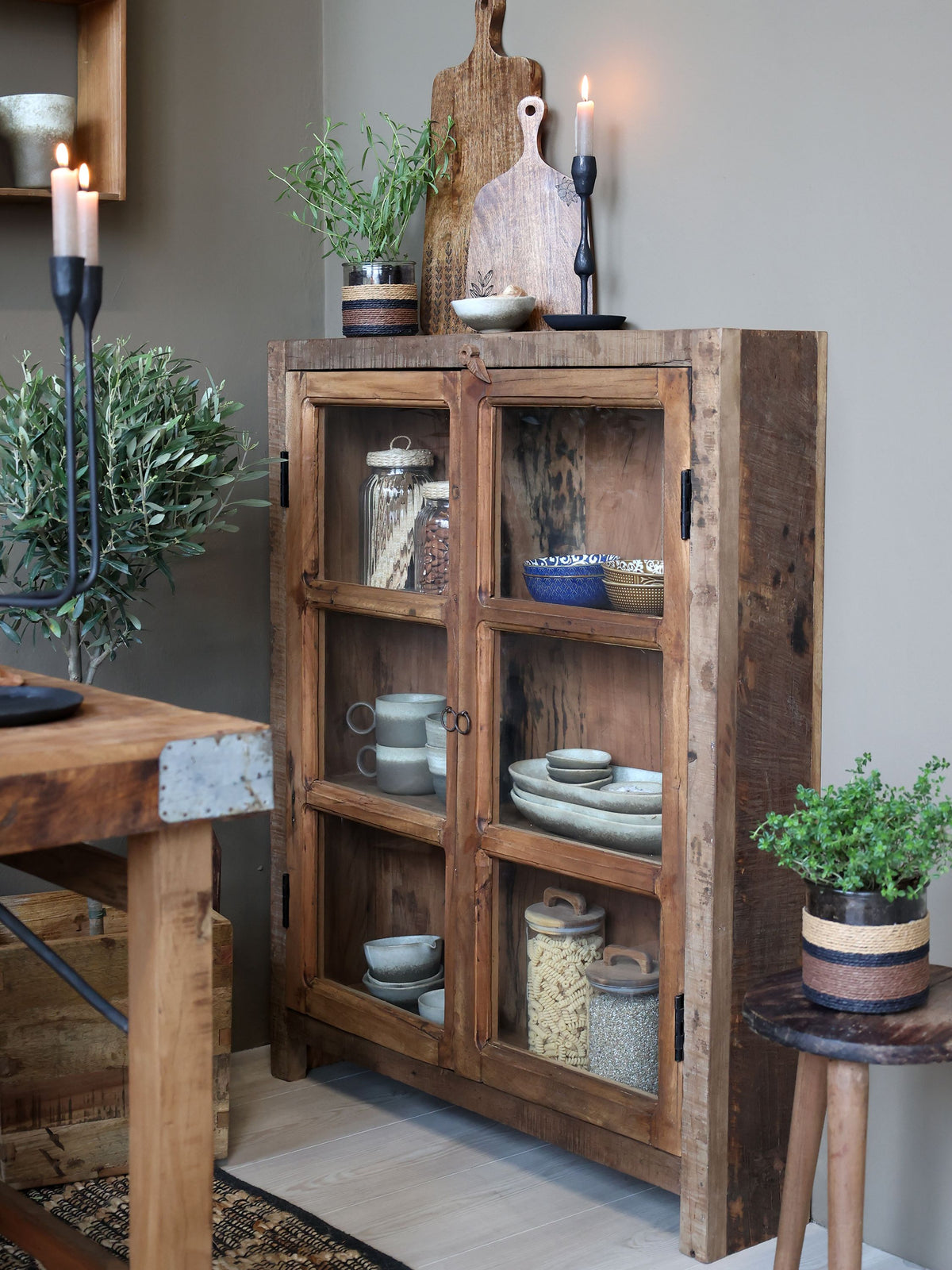 Vitrinenschrank aus Recyclingholz mit Glastür, 105 cm hoch