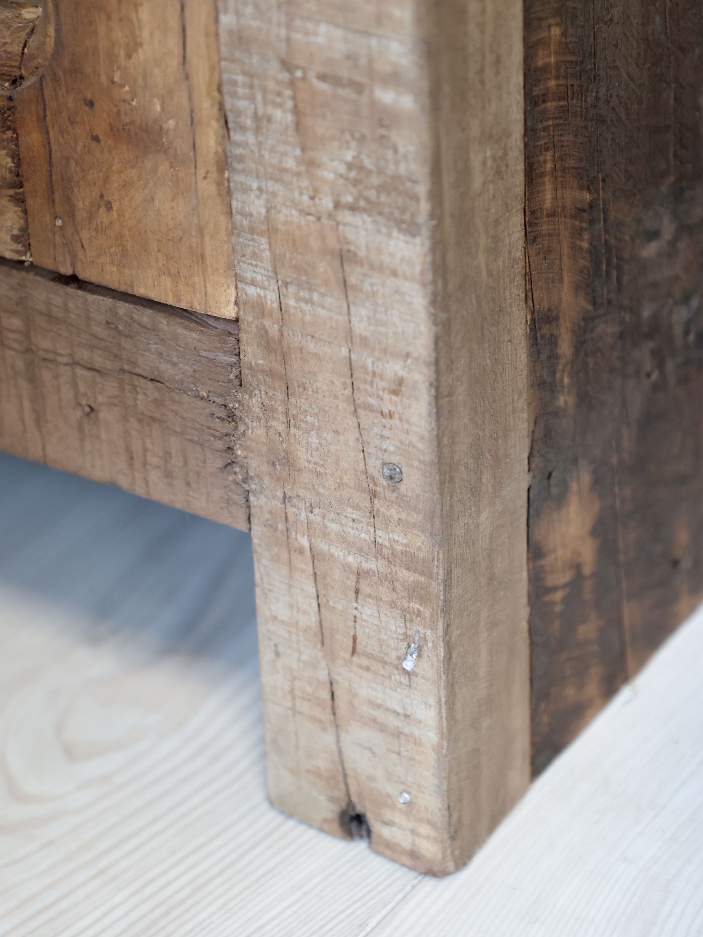 Vitrinenschrank aus Recyclingholz mit Glastür, 105 cm hoch