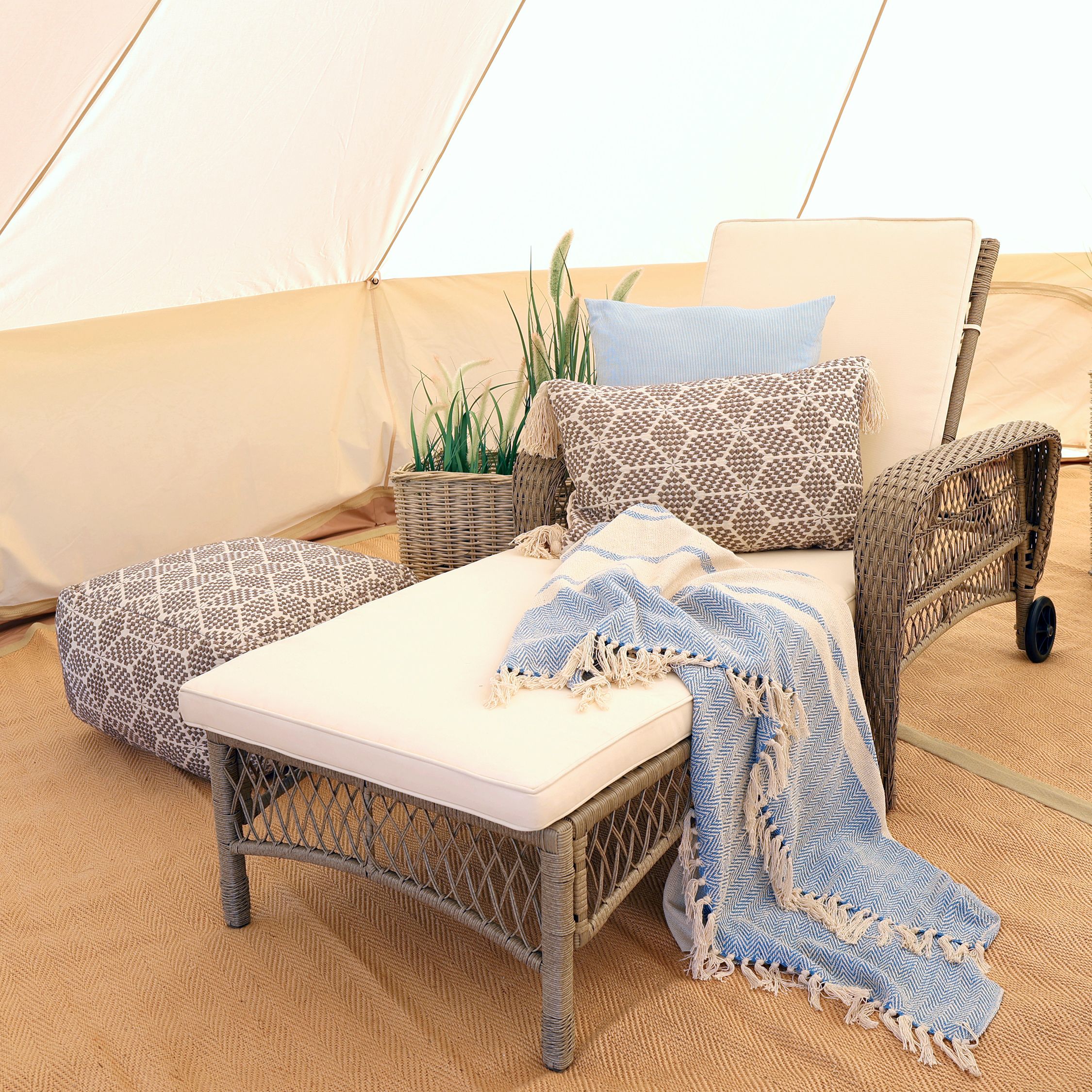 Gartenmöbel Liegestuhl mit Rädern, PE Rattan, natur