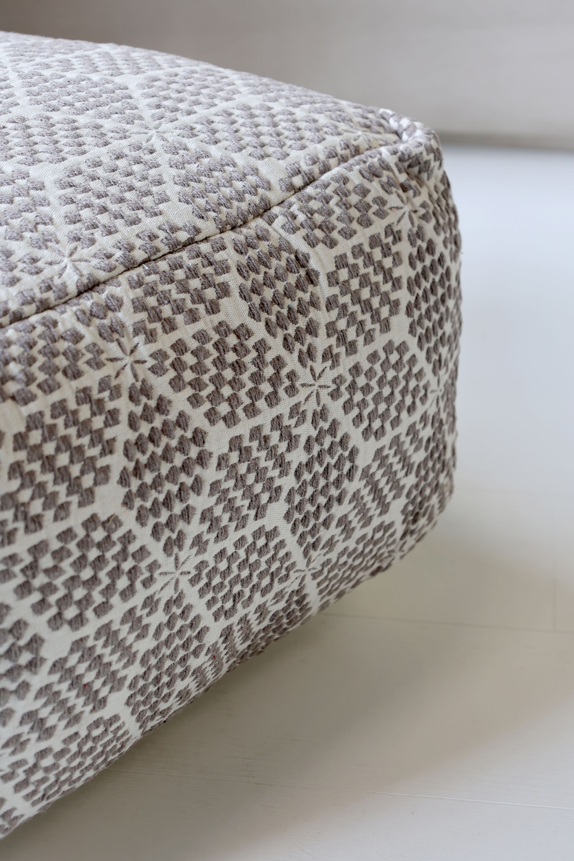 Lounge Möbel Balkon: Puff mit Muster, 35 cm hoch
