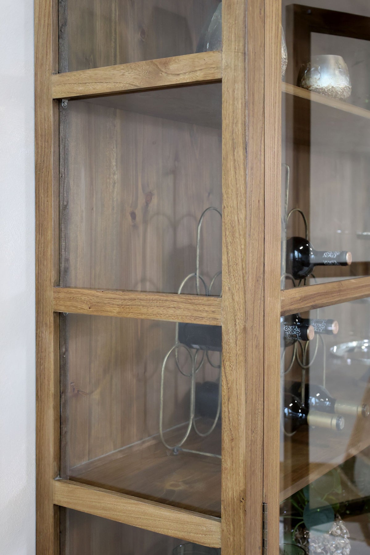 Vitrinenschrank Marseille aus Ulmenholz, 196 cm hoch
