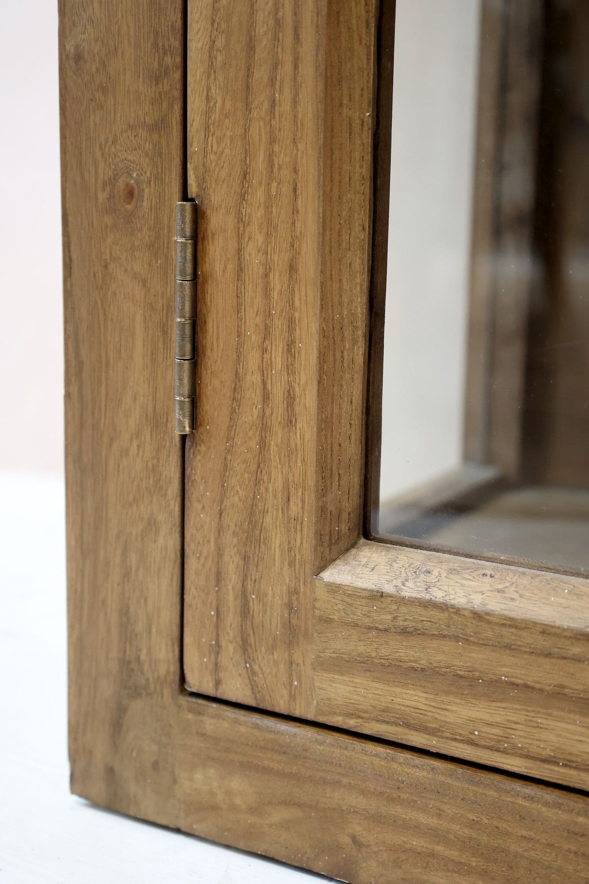 Vitrinenschrank Marseille aus Ulmenholz, 196 cm hoch