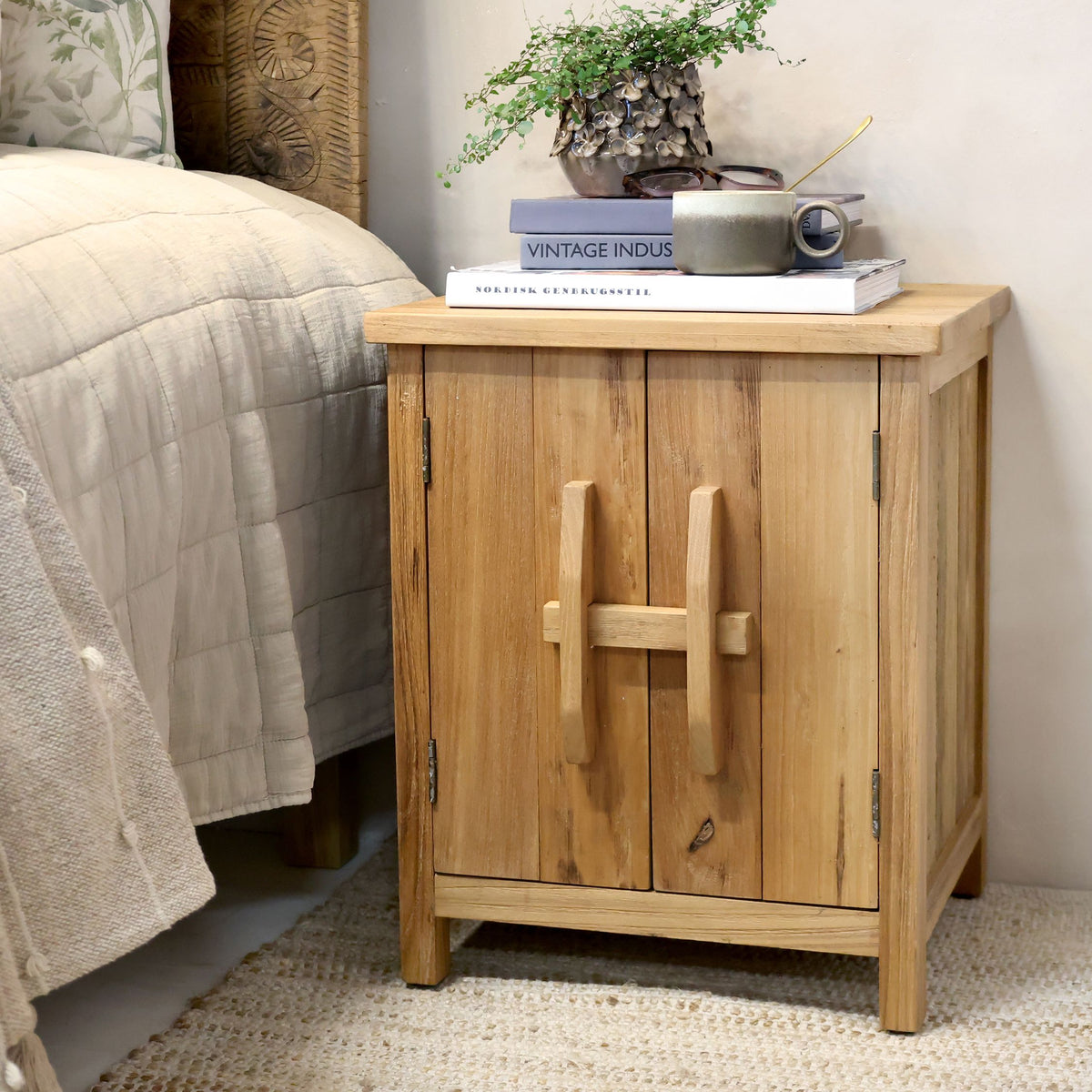 Kleiner Schrank mit 2 Türen, Ulmenholz, 55 cm hoch
