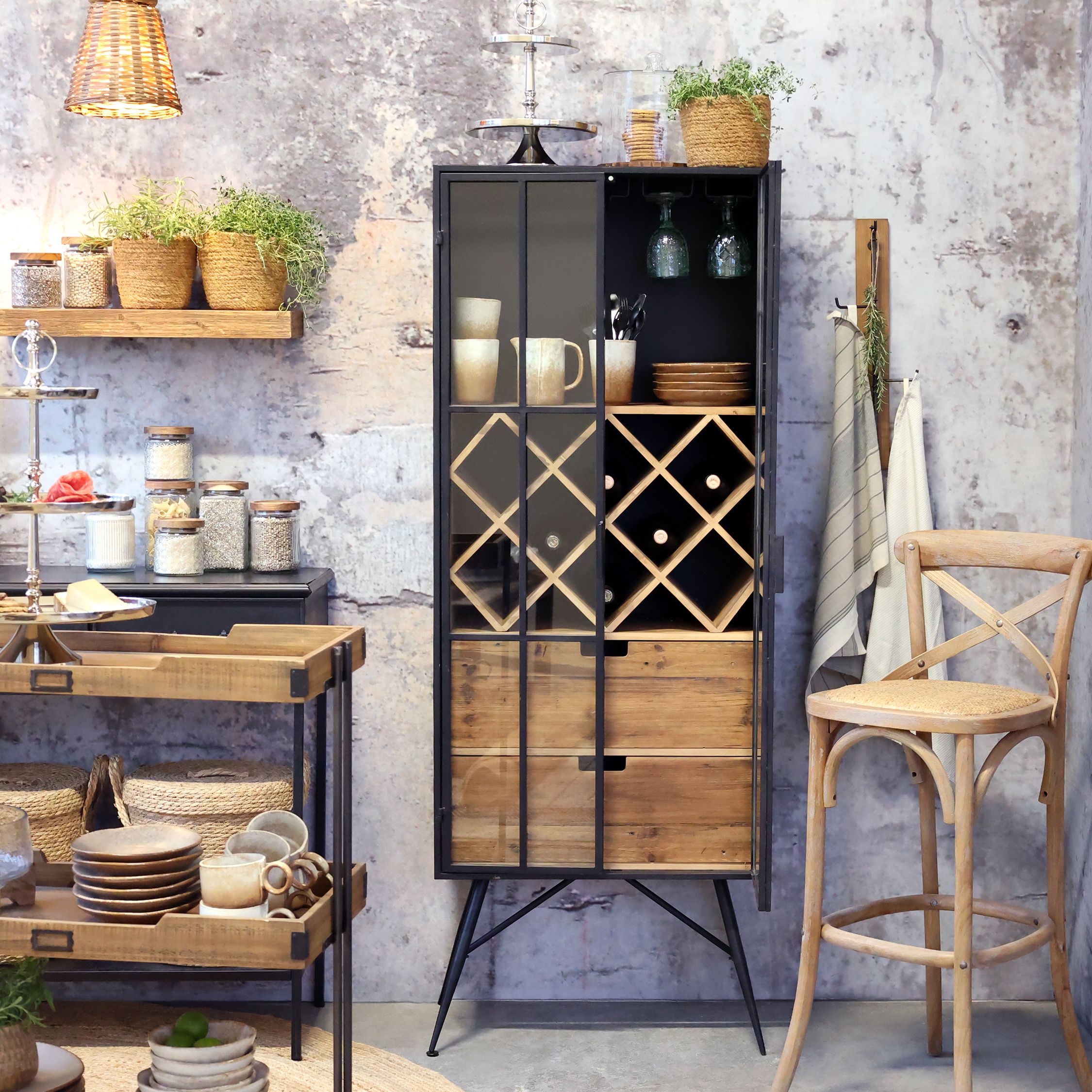 Vitrinenschrank Glas mit Flaschenregal aus Eisen und Holz